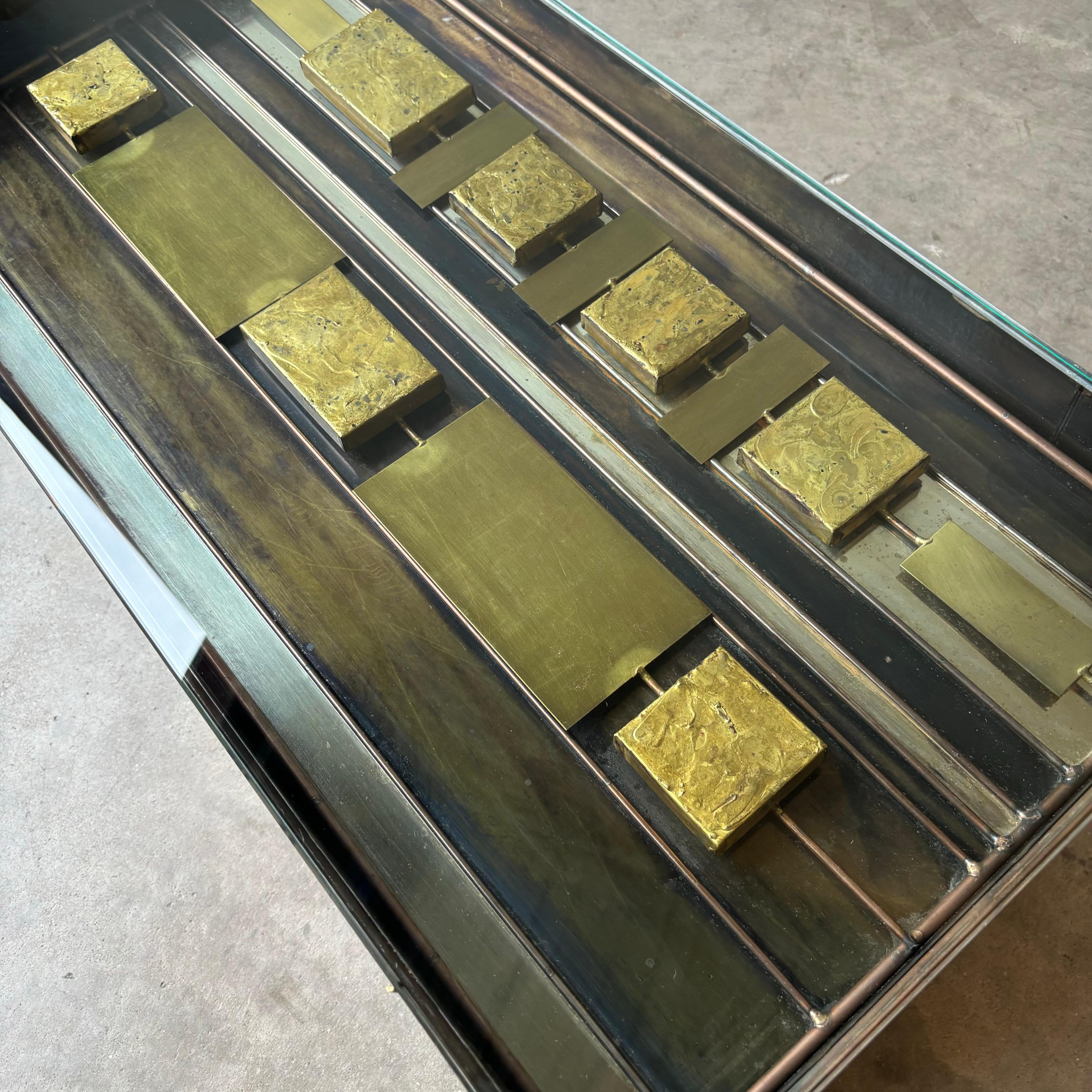 Une table exceptionnelle et rare de Curtis Jere. Cette pièce est constituée de laiton soudé dont certaines parties ont été polies et d'autres patinées à des degrés divers. Cette pièce est frappante et unique et rappelle le travail de Paul Evans. 