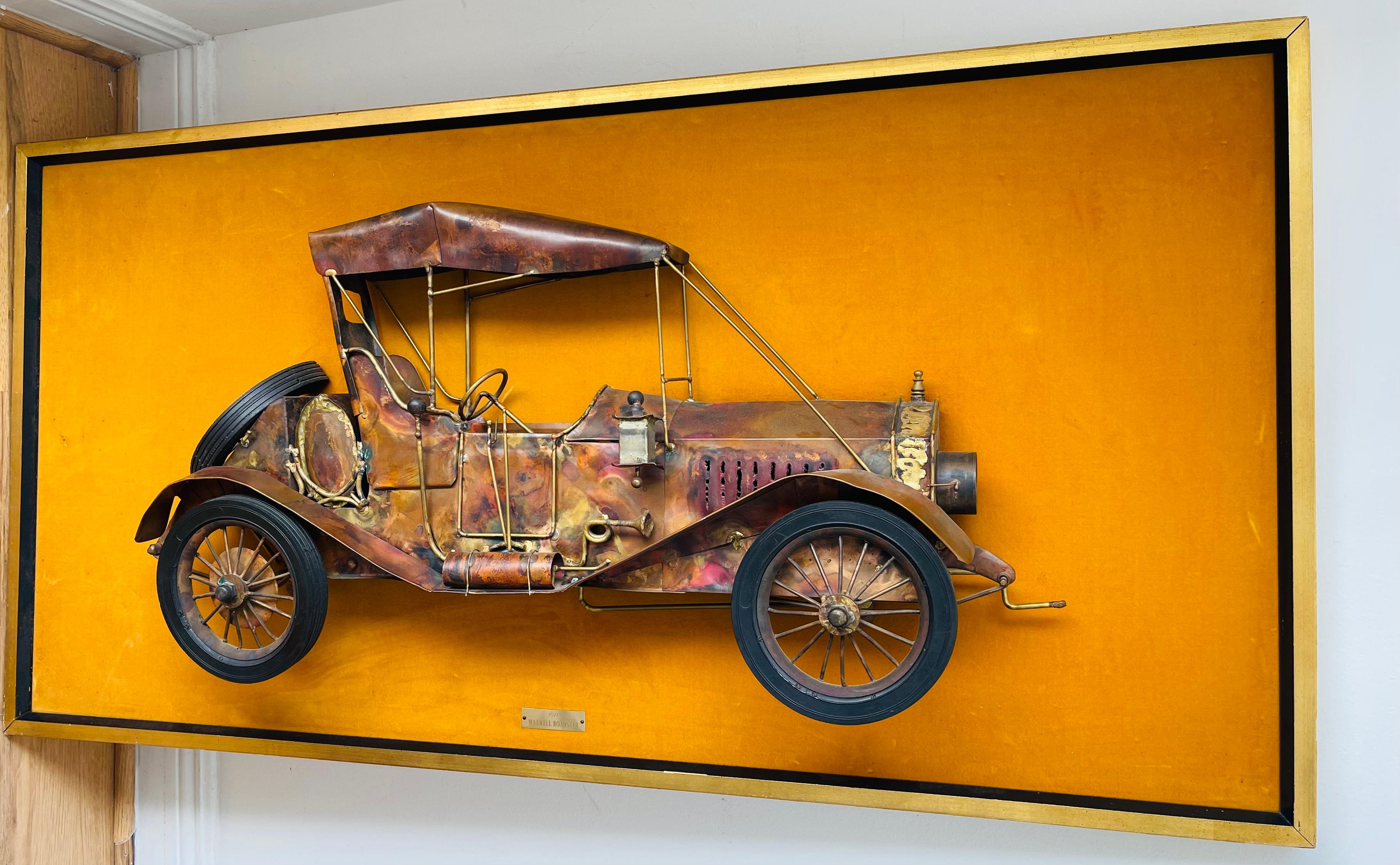 Maxwell Roadster 1911 Modell n brutalistischen Stil von Curtis Jere auf einem gelben Samt Hintergrund in einem Gold-Ton-Rahmen gemacht. Beeindruckende Wandinstallation. Collectional dekoratives Stück.