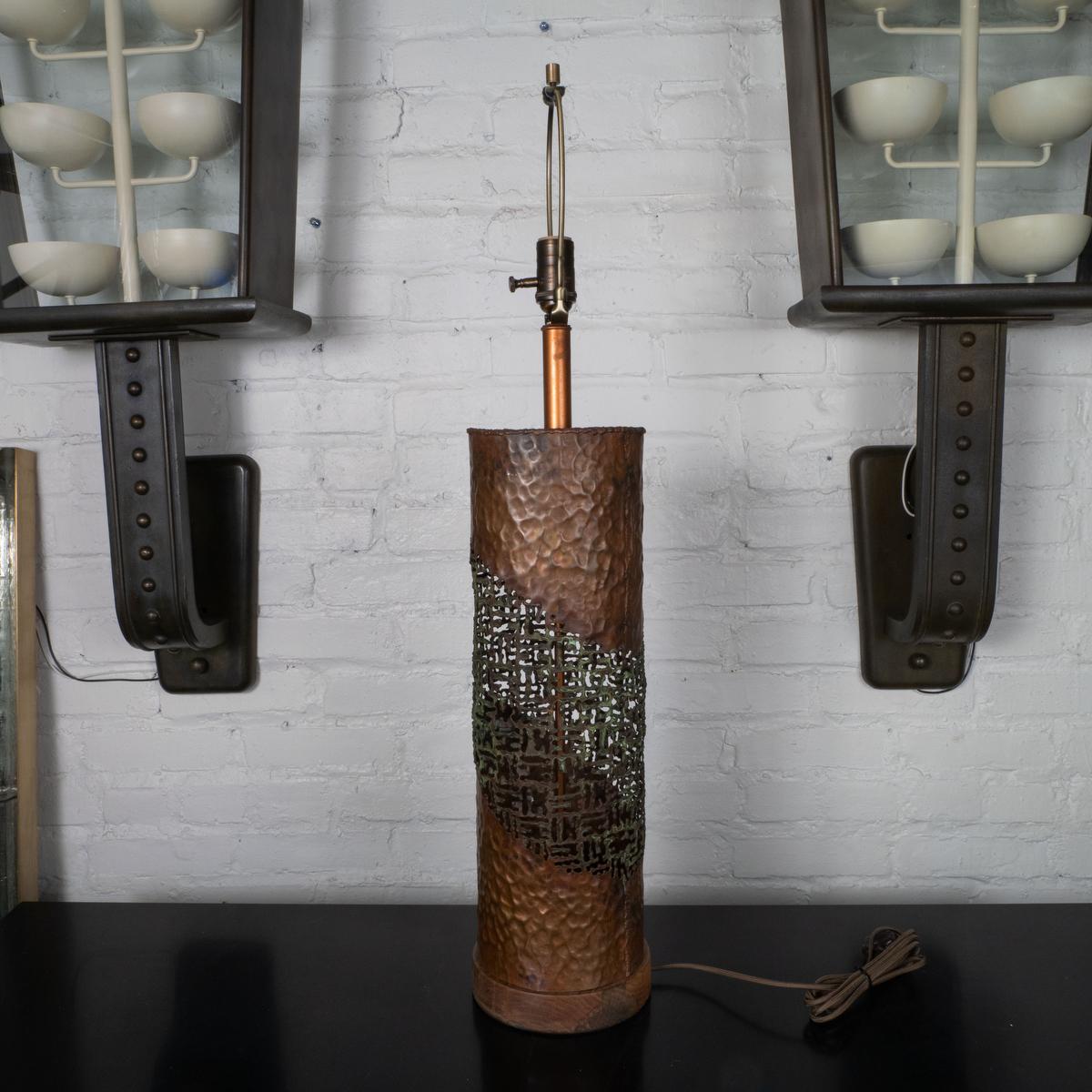Milieu du XXe siècle Lampe de table cylindrique brutaliste de Fantoni en vente