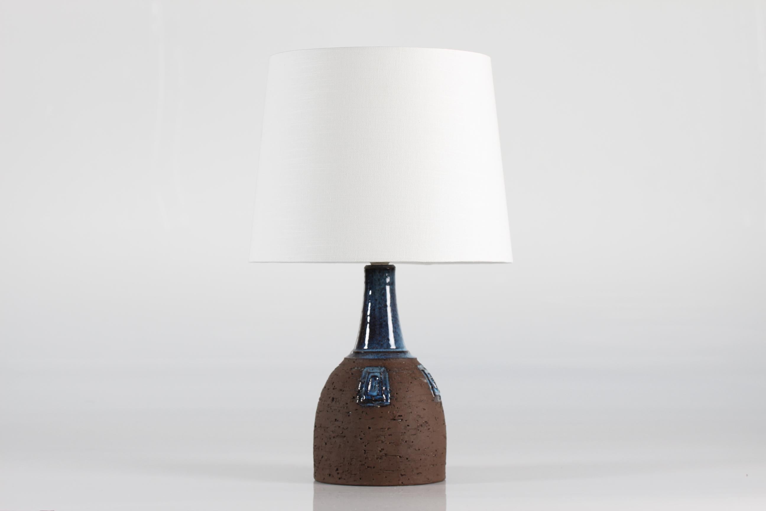 Brutalist mid-century Danish ceramic table lamp by Fridtjof Sejersen for Sejer Unik ceramic workshop, ca 1960s or 70s. 
It´s made in his own studio workshop in Nr. Aaby on the Danish island Funen. 
Fridtjof Sejersen ran his studio from 1941 to
