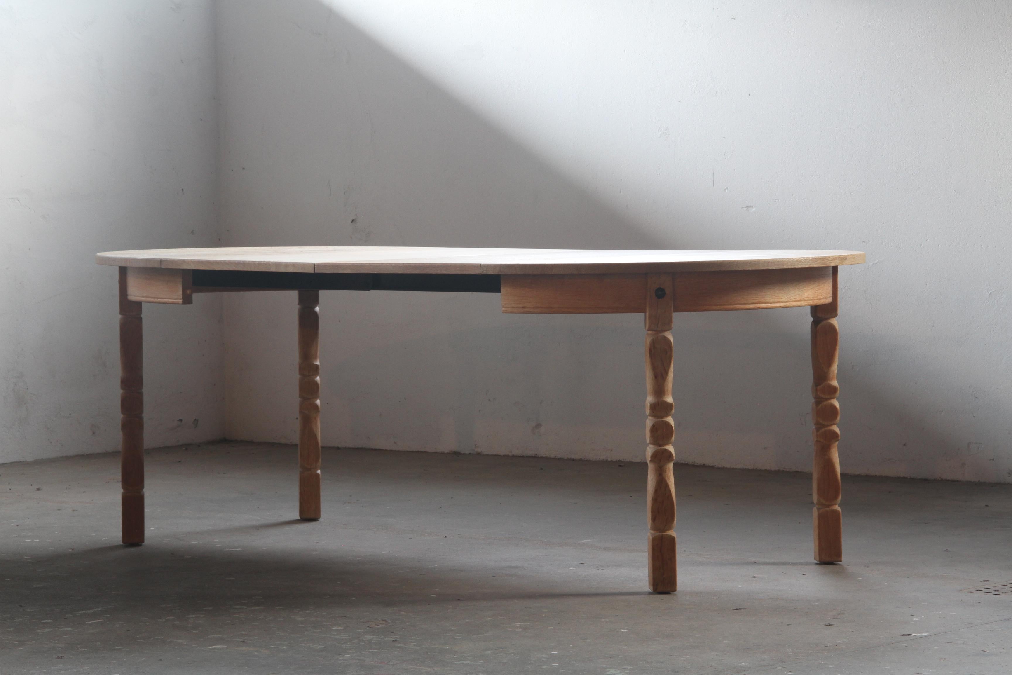 Table de salle à manger à rallonge en Oak danois brutaliste dans le style de Henning Kjærnulf. 5