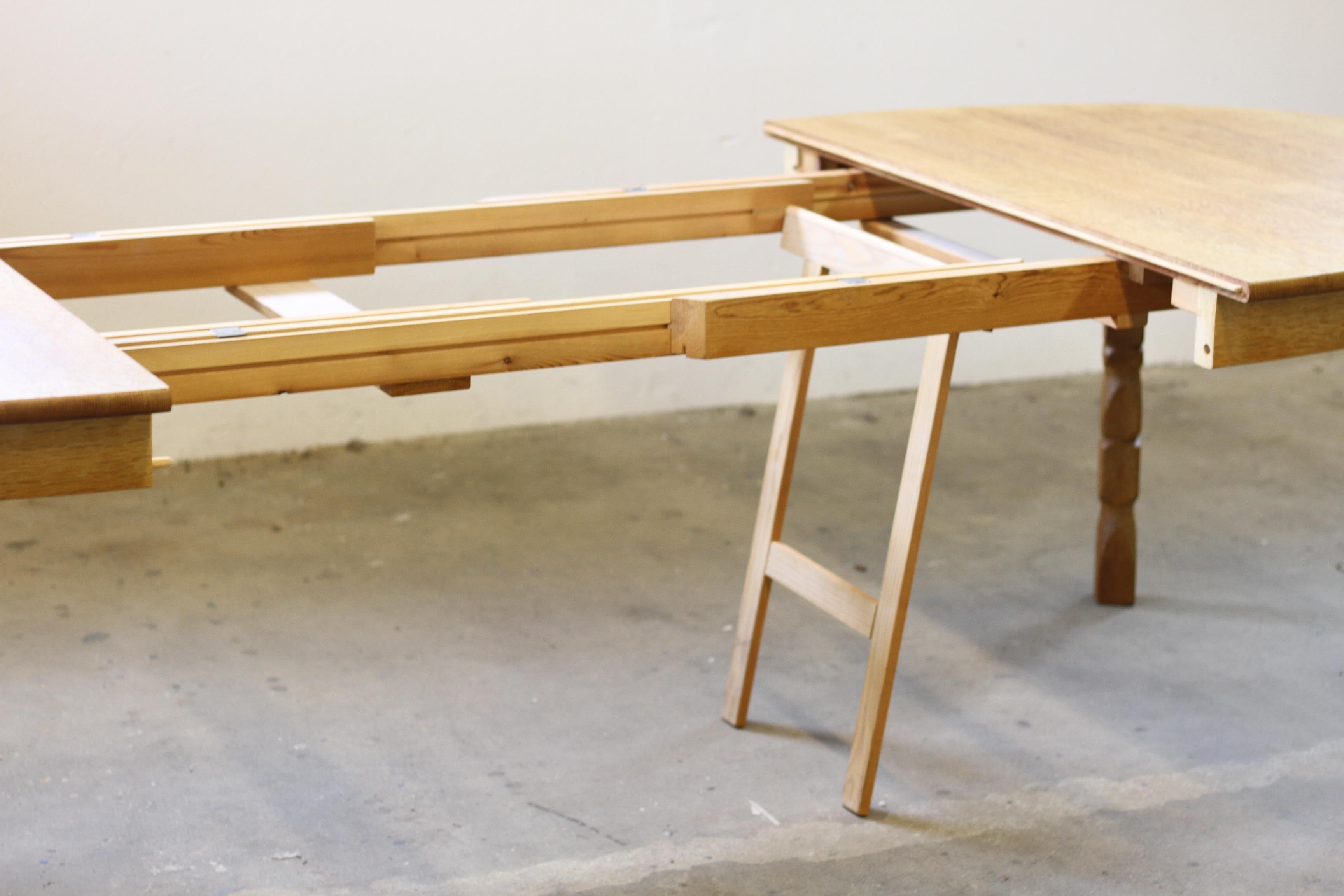 Tavolo da pranzo allungabile danese brutalista in Oak nello stile di Henning Kjærnulf in vendita 8