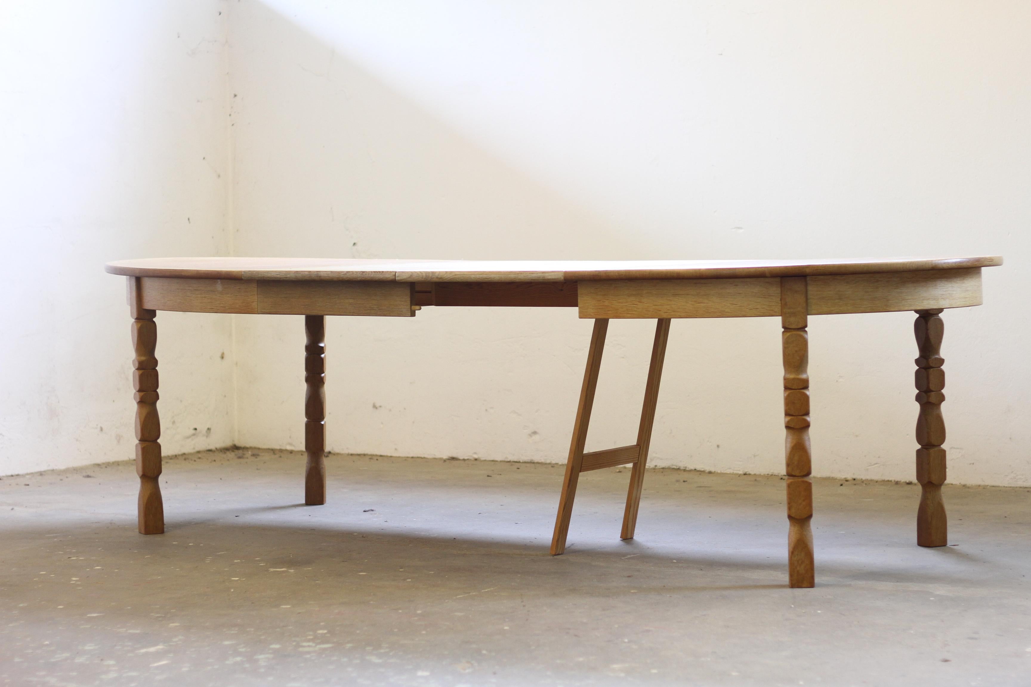 Tavolo da pranzo allungabile danese brutalista in Oak nello stile di Henning Kjærnulf in vendita 9