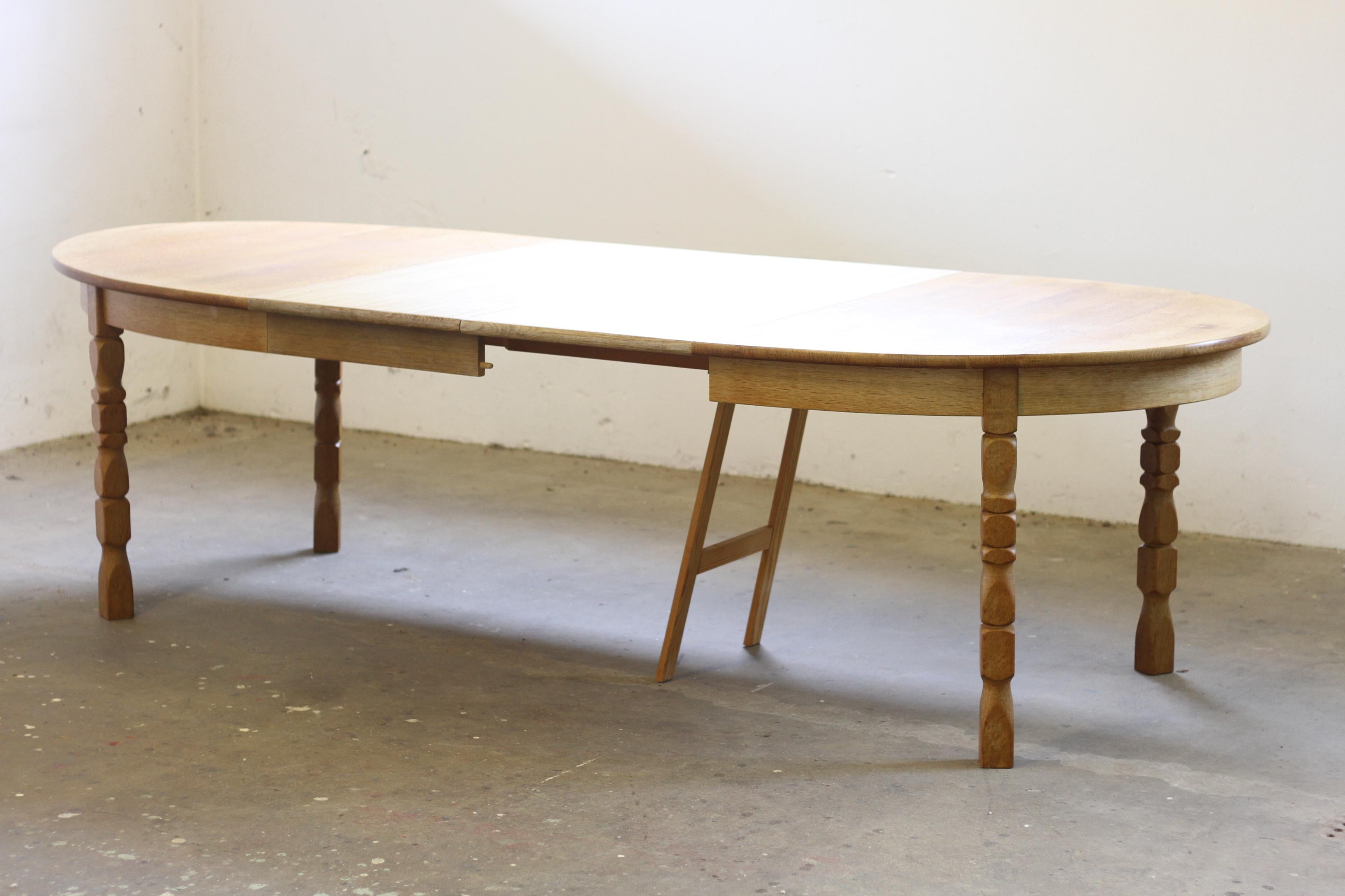 Tavolo da pranzo allungabile danese brutalista in Oak nello stile di Henning Kjærnulf in vendita 10