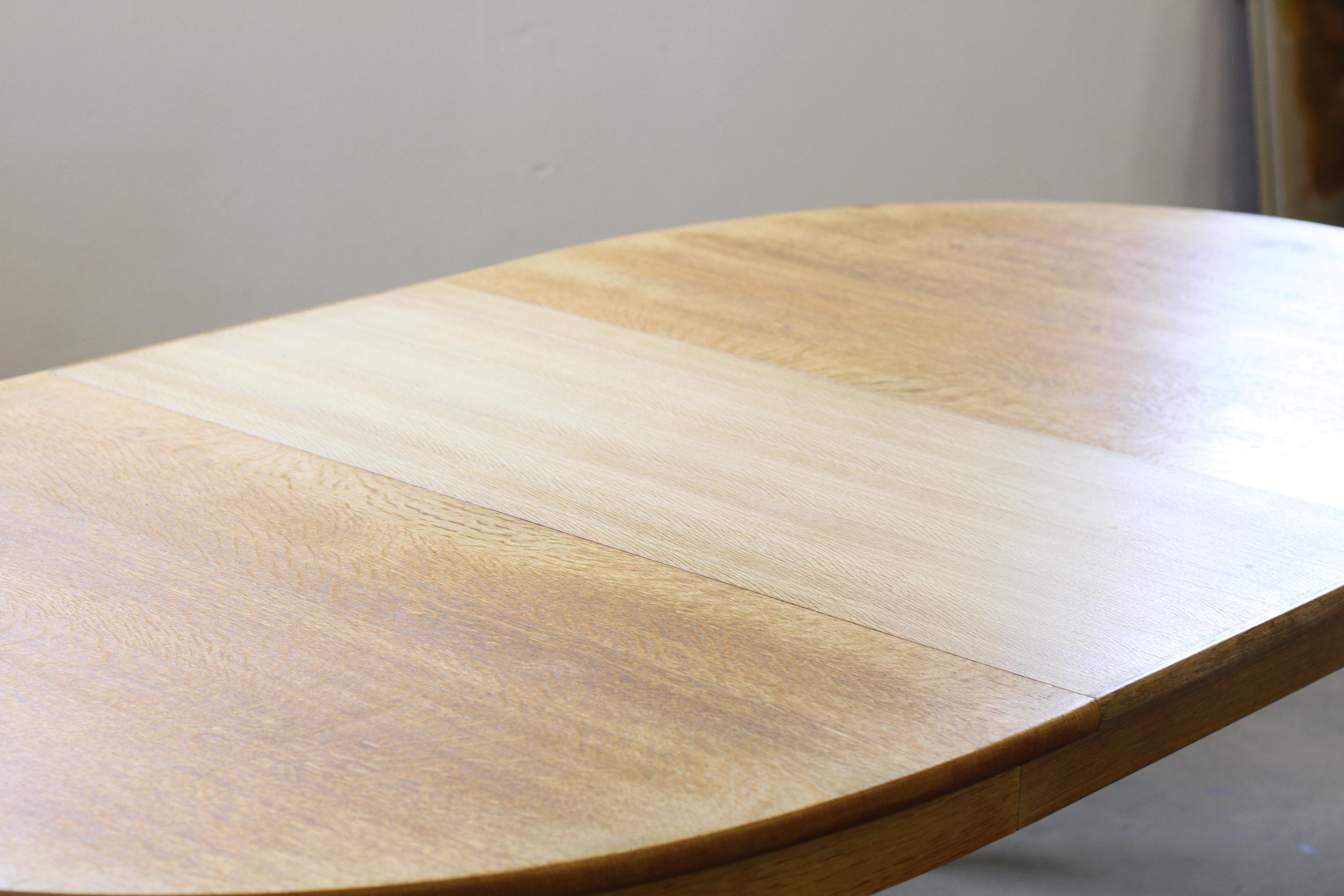 Tavolo da pranzo allungabile danese brutalista in Oak nello stile di Henning Kjærnulf in vendita 12