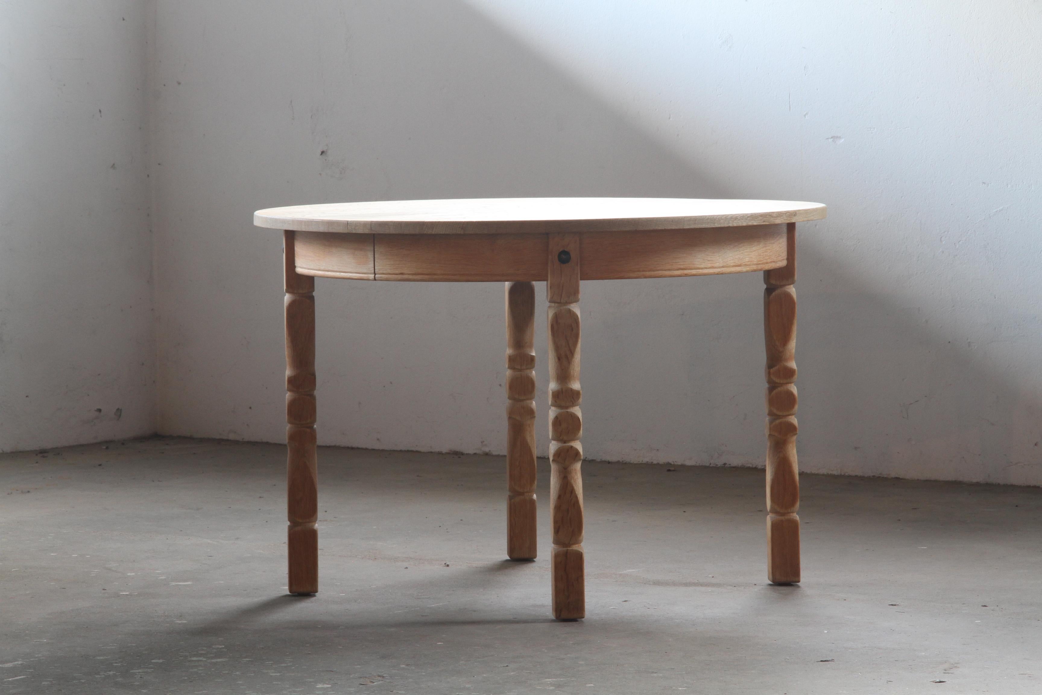 Cette table vintage en chêne capture l'essence de la philosophie du design de Henning Kjærnulf, mêlant une esthétique brutaliste audacieuse à un savoir-faire raffiné. Les sculptures complexes des pieds s'harmonisent parfaitement avec la forme