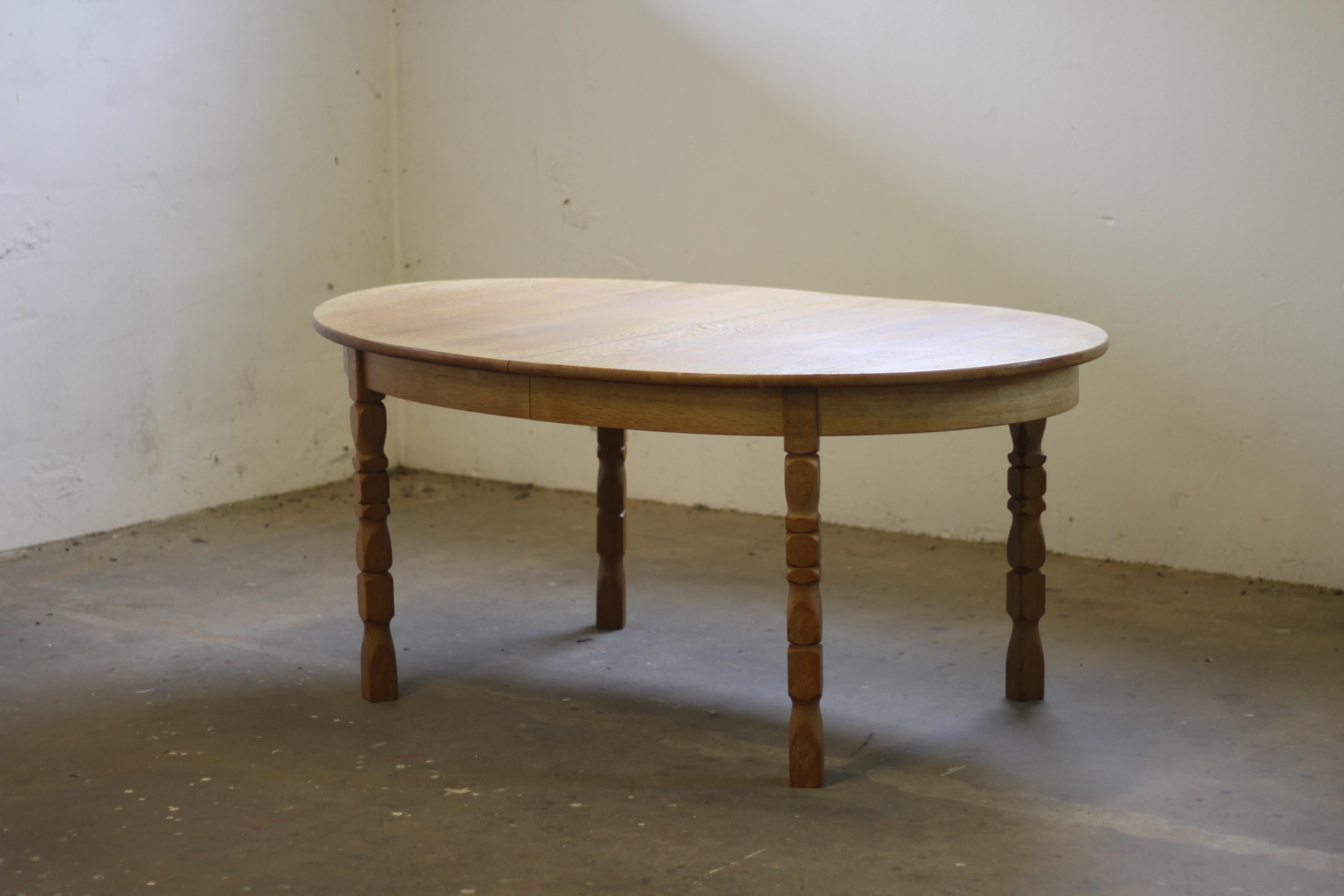 Questo tavolo vintage in rovere condivide l'essenza del design dei mobili di Kjaernulf. La sua estetica brutalista, evidenziata da intricati intagli nelle gambe, è splendidamente bilanciata dalla sua forma arrotondata (a uovo). In eccellenti
