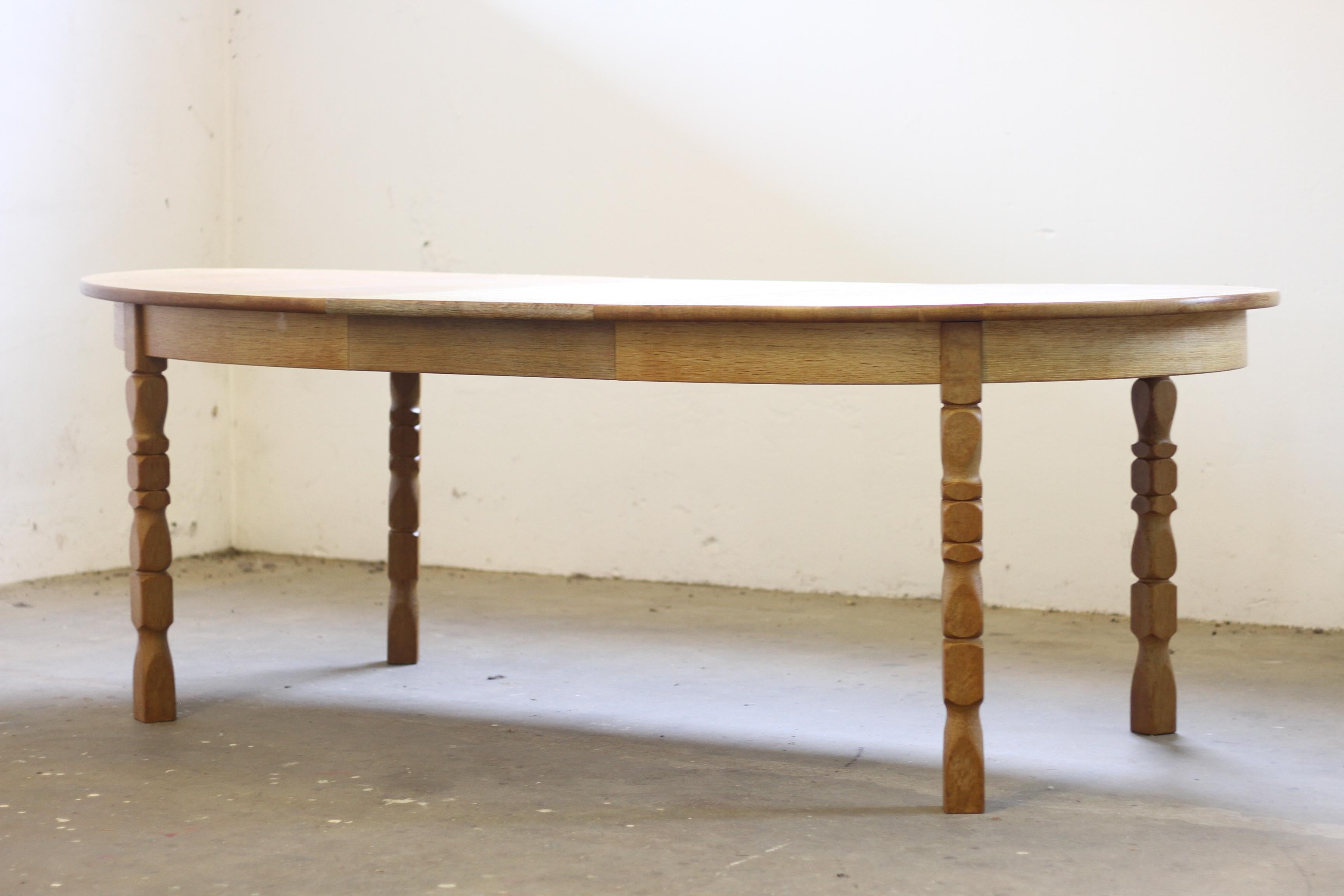 Tavolo da pranzo allungabile danese brutalista in Oak nello stile di Henning Kjærnulf in vendita 13