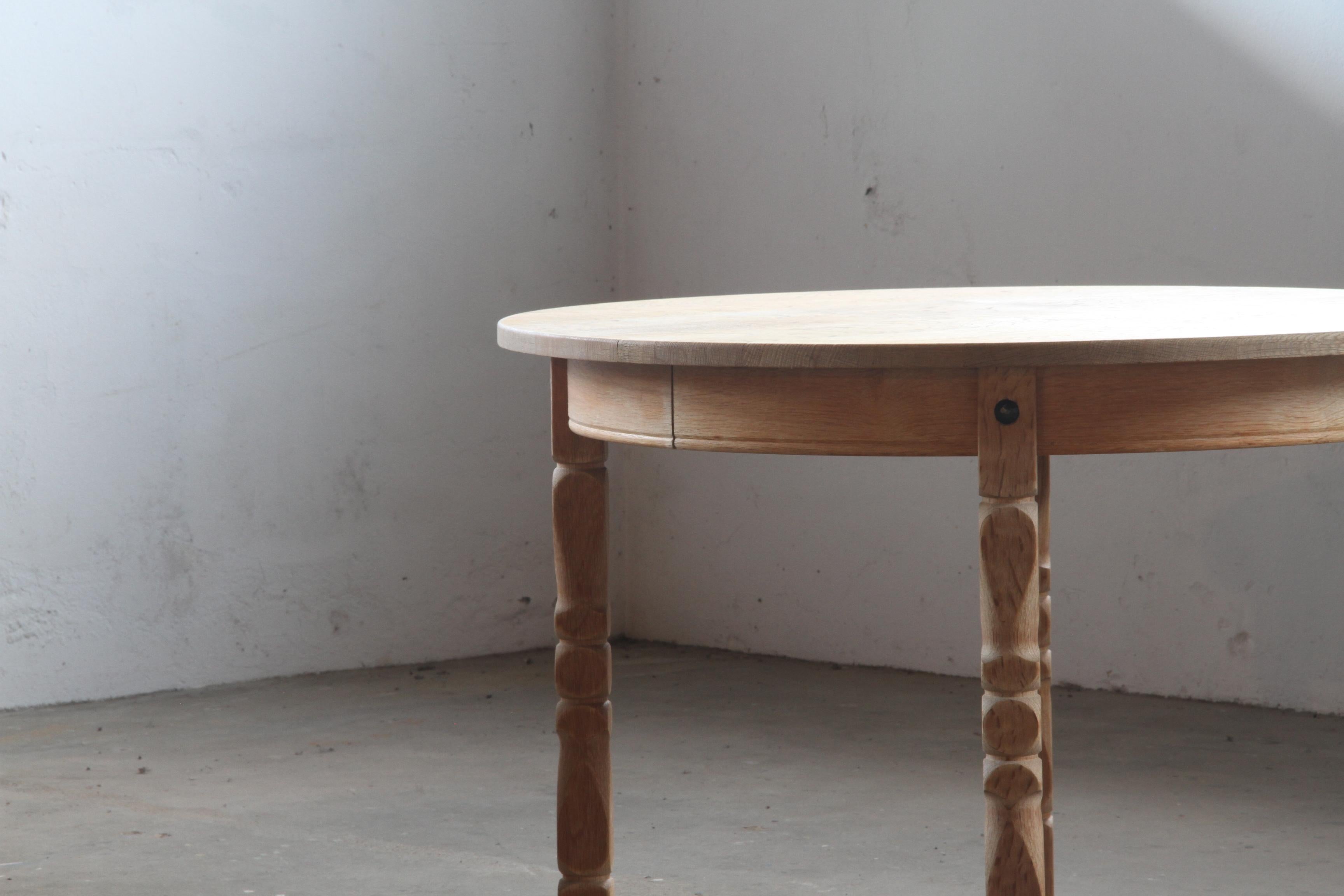 Mid-Century Modern Table de salle à manger à rallonge en Oak danois brutaliste dans le style de Henning Kjærnulf.