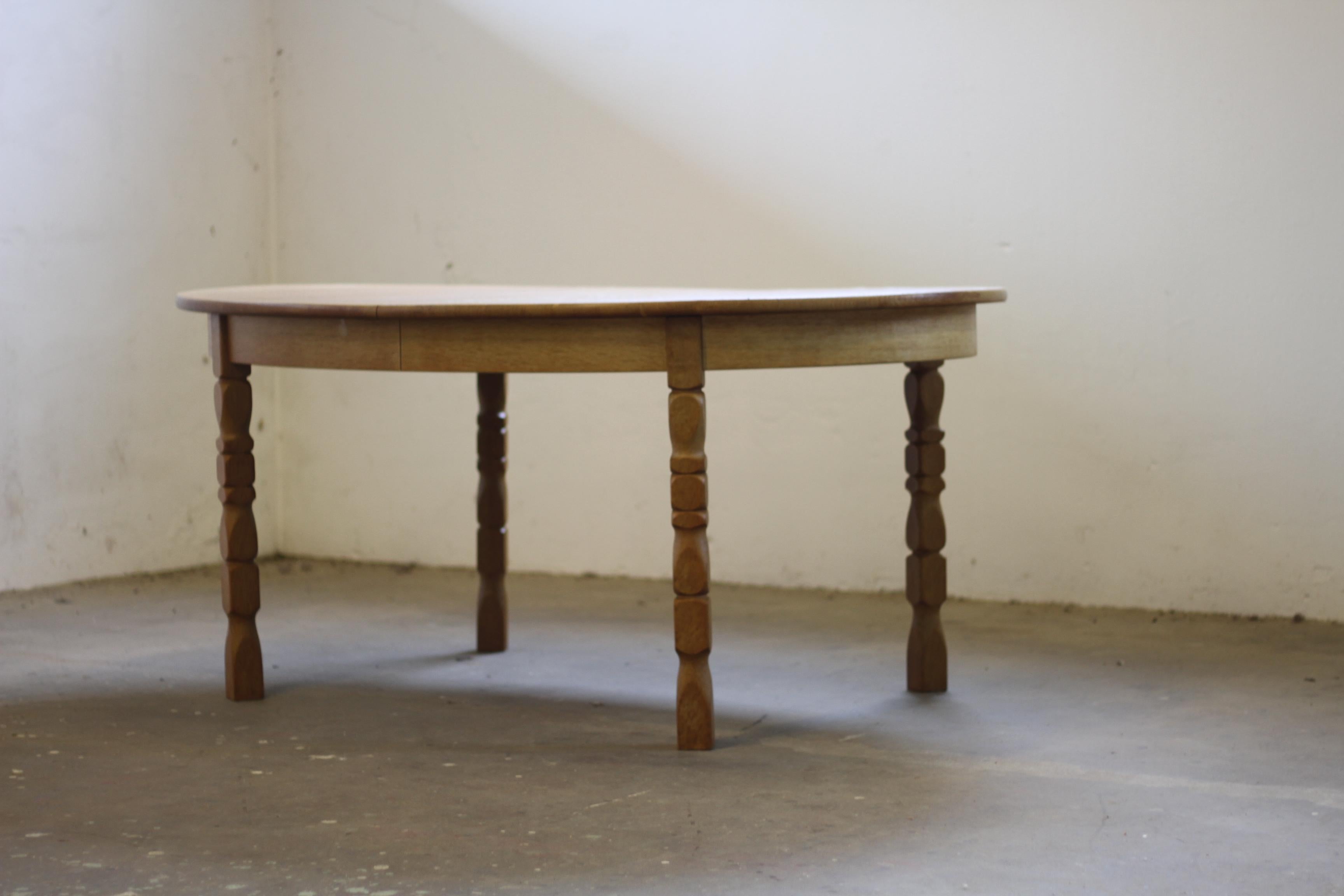 Mid-Century moderno Tavolo da pranzo allungabile danese brutalista in Oak nello stile di Henning Kjærnulf in vendita