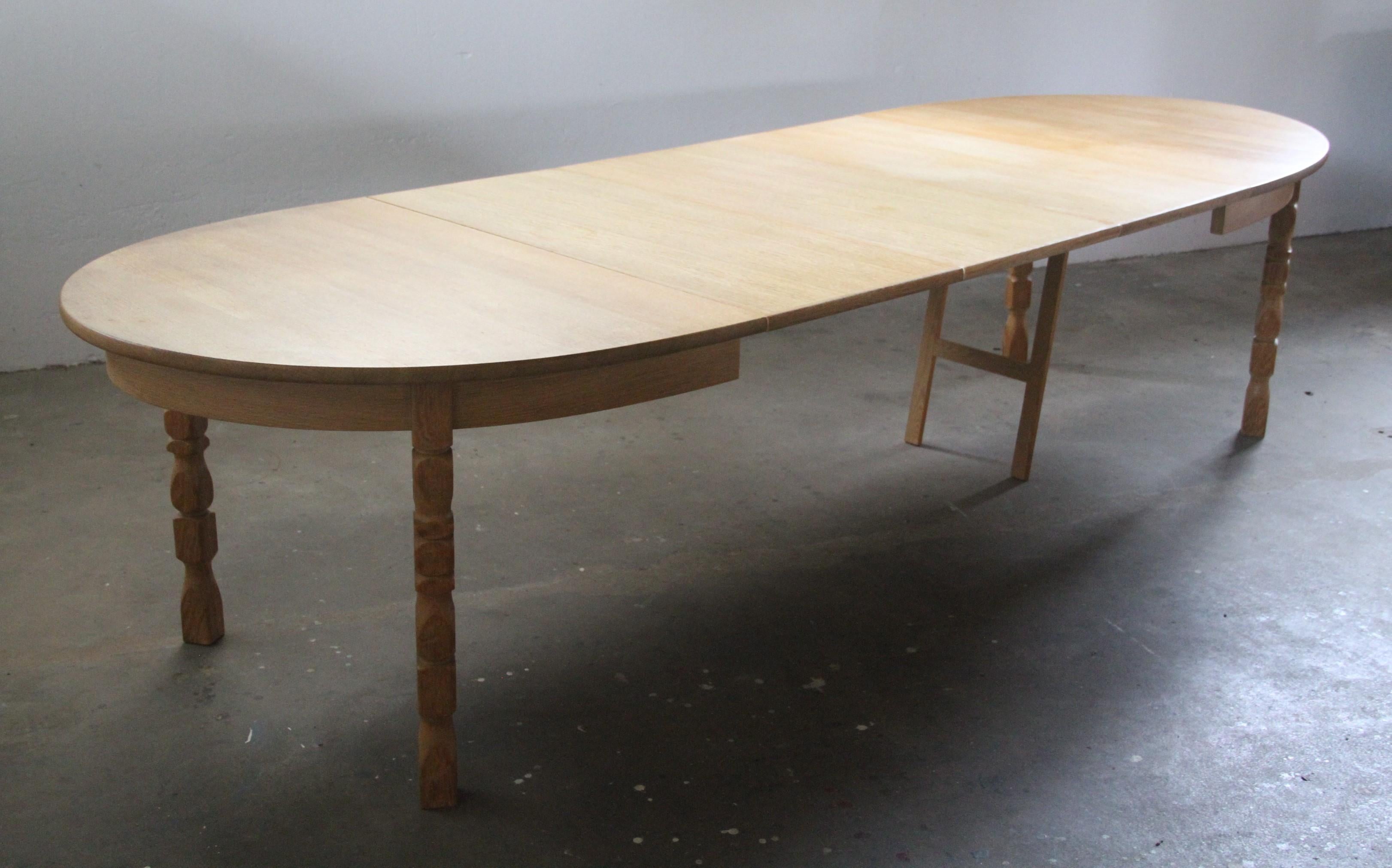 Brutalist Danish Oak Extending Dining Table in the style of Henning Kjærnulf In Good Condition In Store Heddinge, DK
