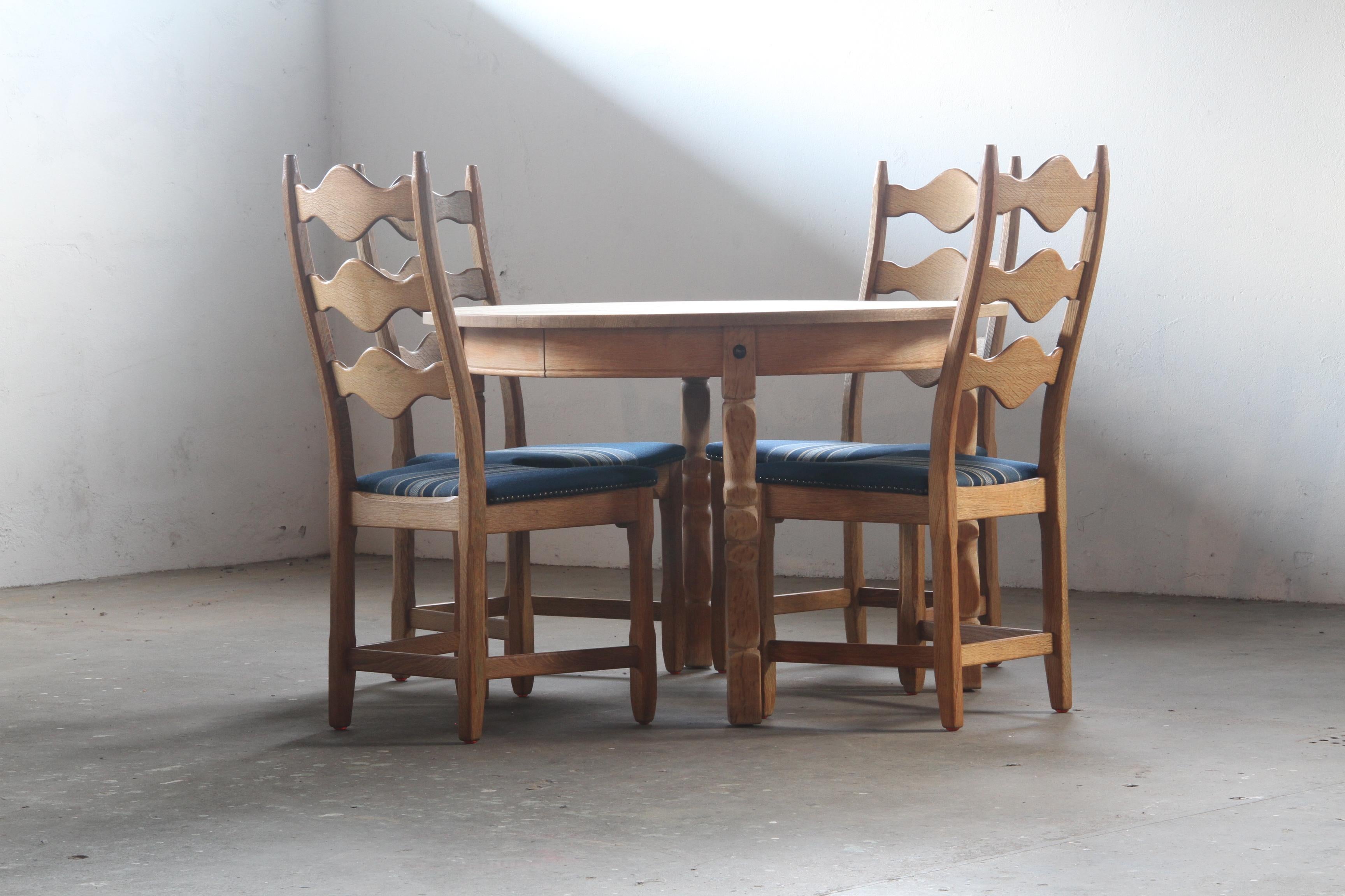 Danois Table de salle à manger à rallonge en Oak danois brutaliste dans le style de Henning Kjærnulf.