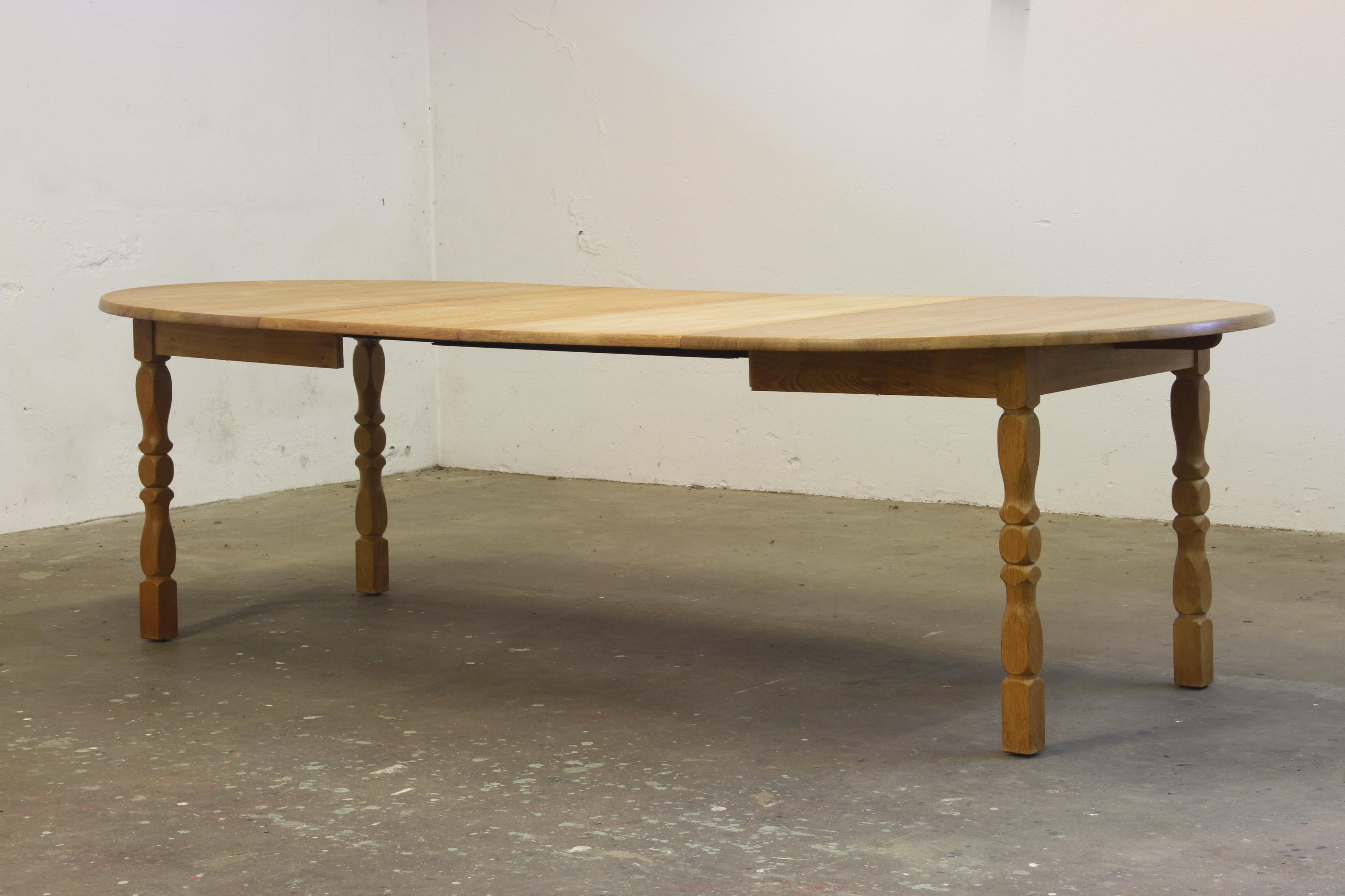 Brutalist Danish Oak Extending Dining Table in the style of Henning Kjærnulf In Good Condition For Sale In Store Heddinge, DK