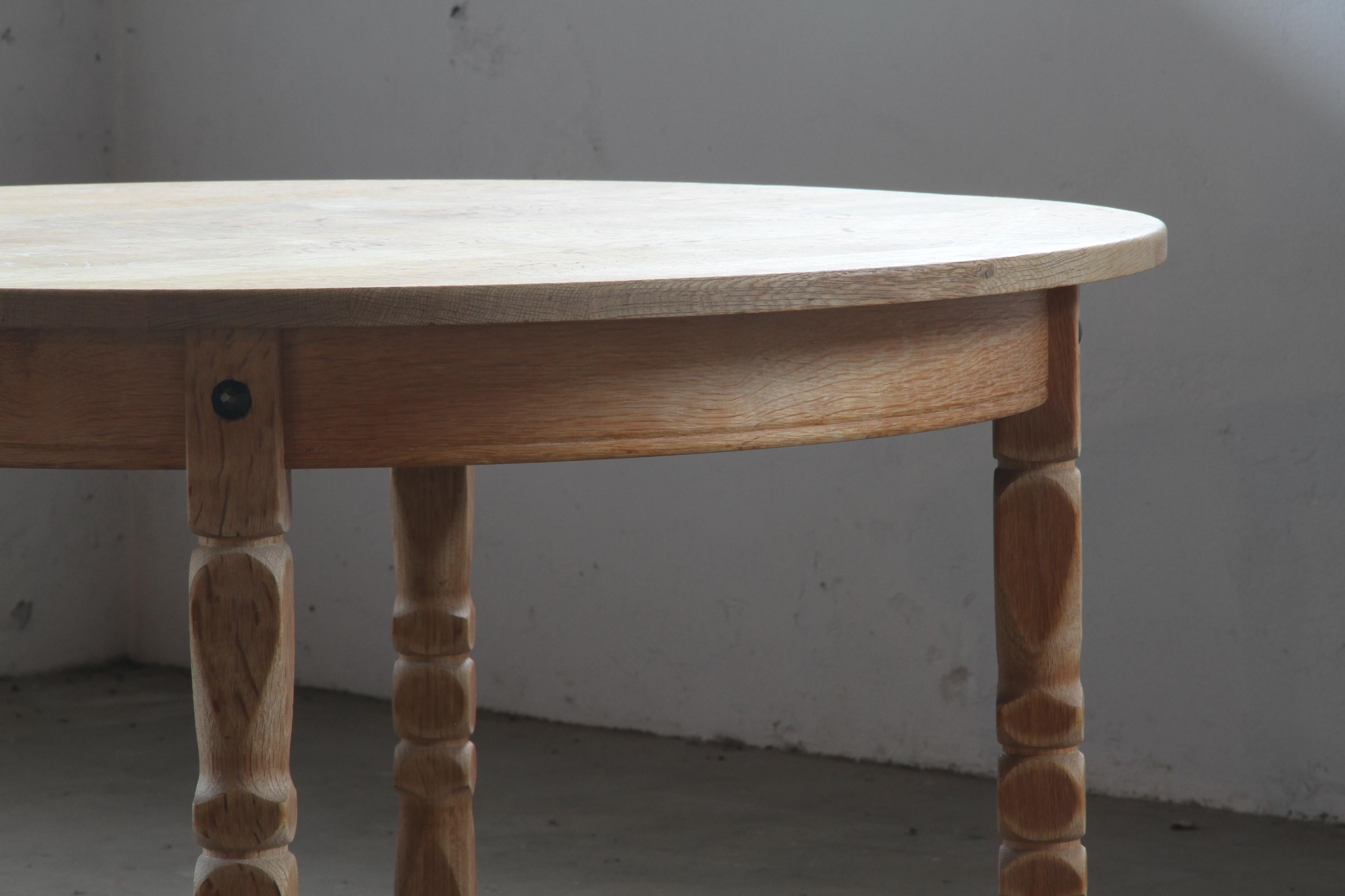 Table de salle à manger à rallonge en Oak danois brutaliste dans le style de Henning Kjærnulf. Bon état à Store Heddinge, DK