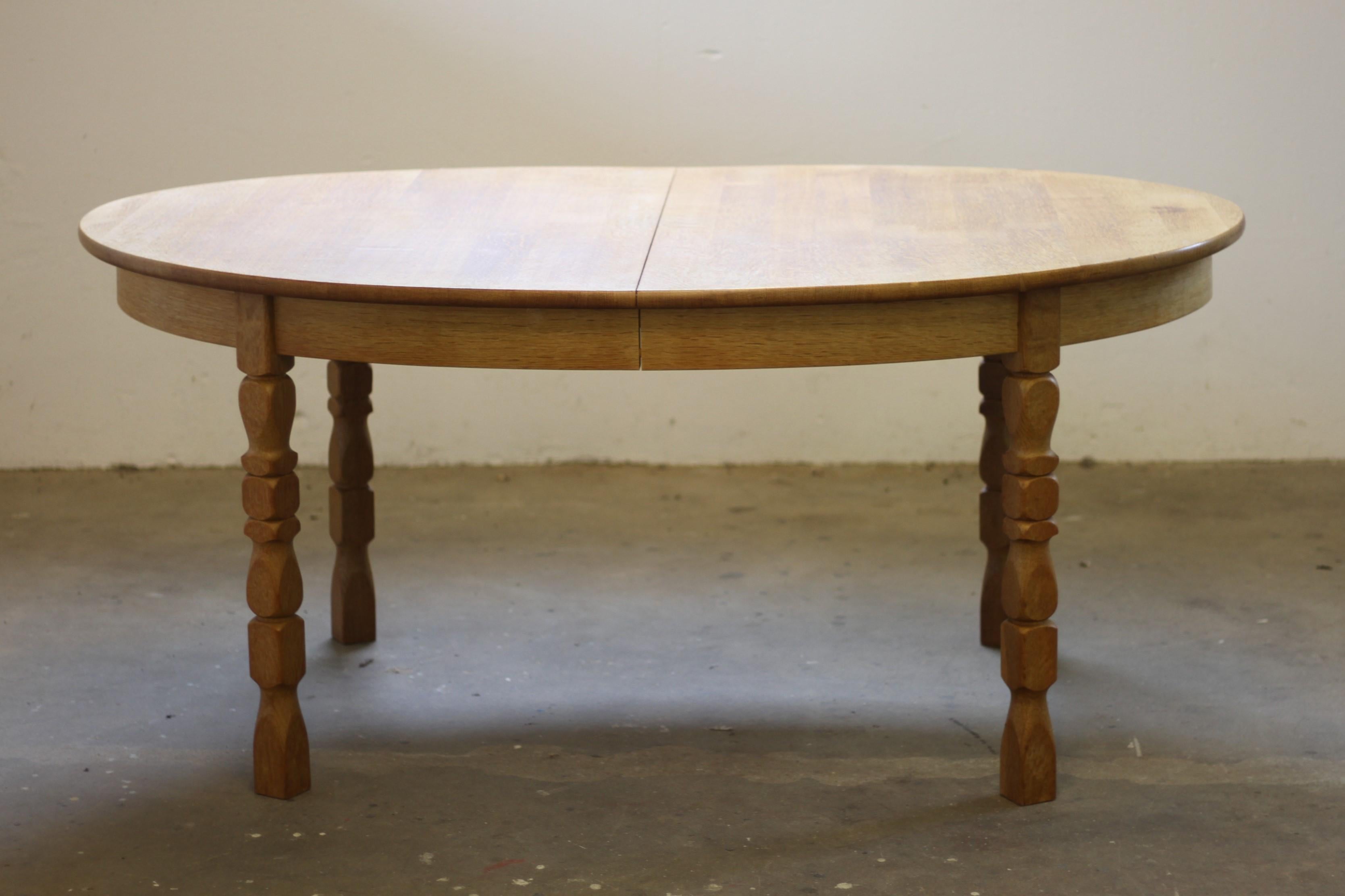 Tavolo da pranzo allungabile danese brutalista in Oak nello stile di Henning Kjærnulf In condizioni buone in vendita a Store Heddinge, DK