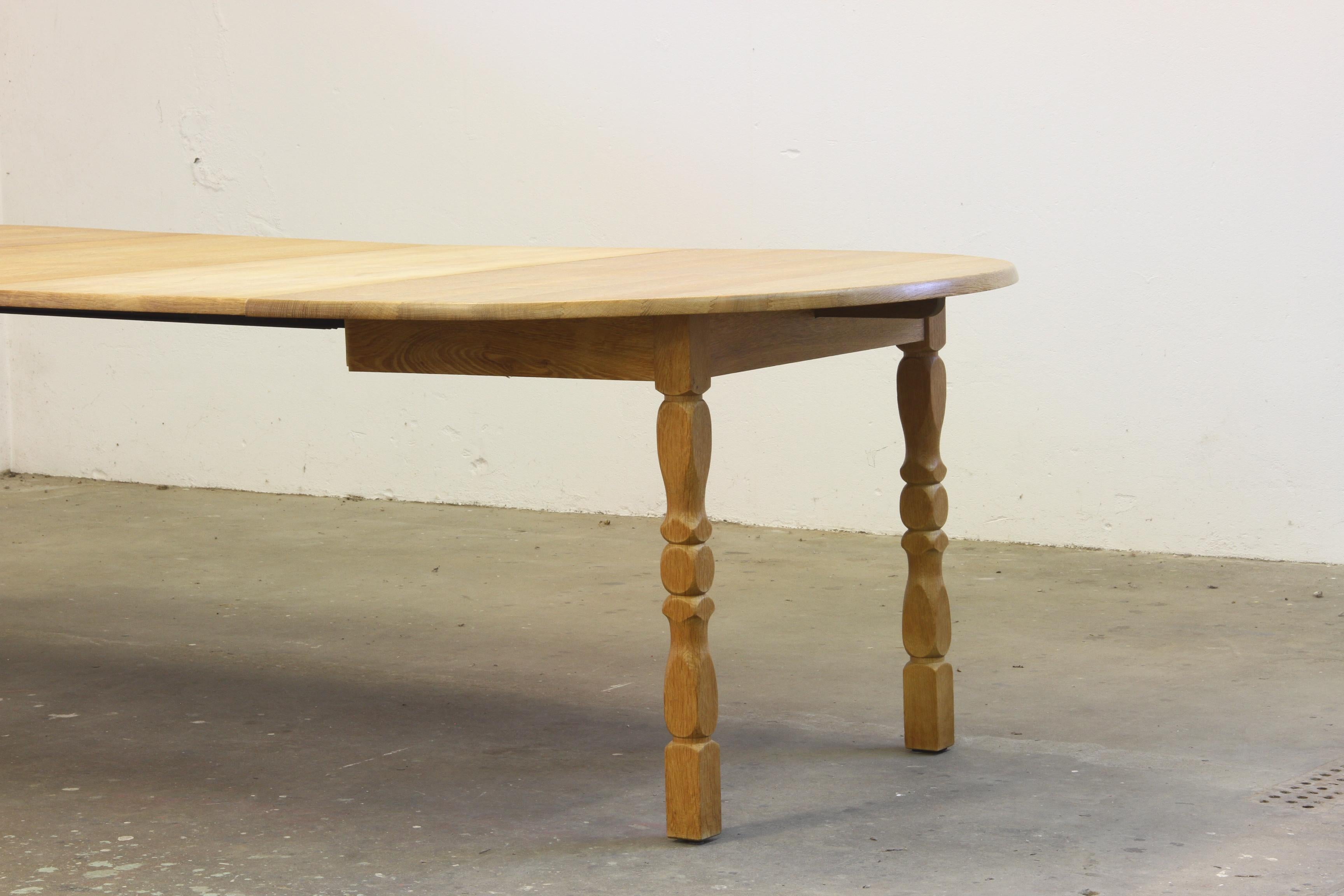 Brutalist Danish Oak Extending Dining Table in the style of Henning Kjærnulf For Sale 1