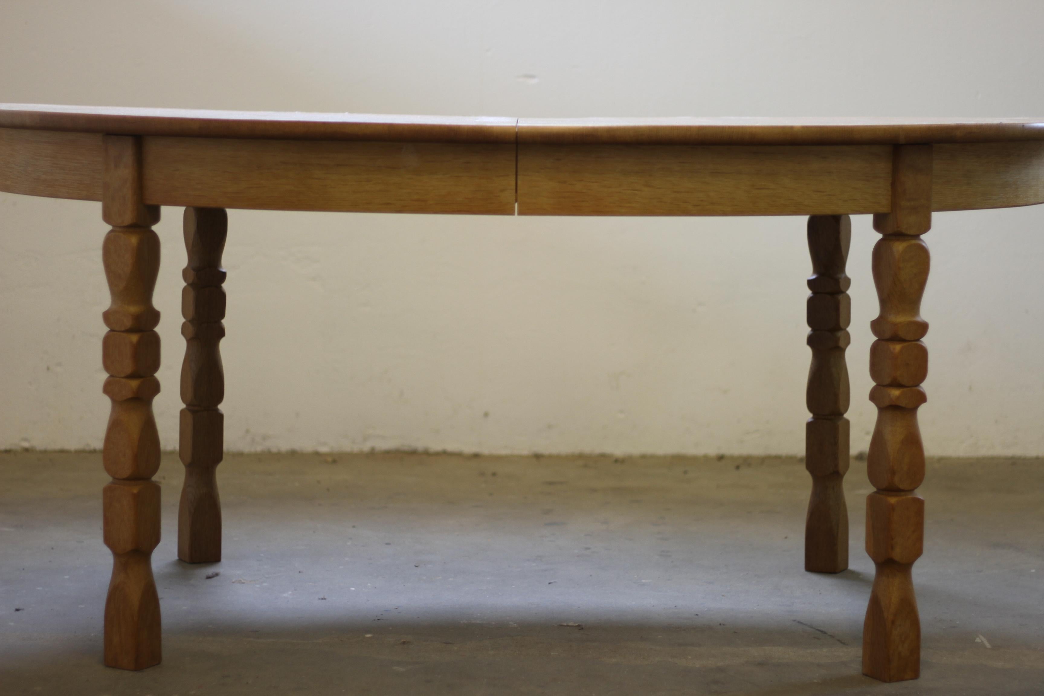Metà XX secolo Tavolo da pranzo allungabile danese brutalista in Oak nello stile di Henning Kjærnulf in vendita