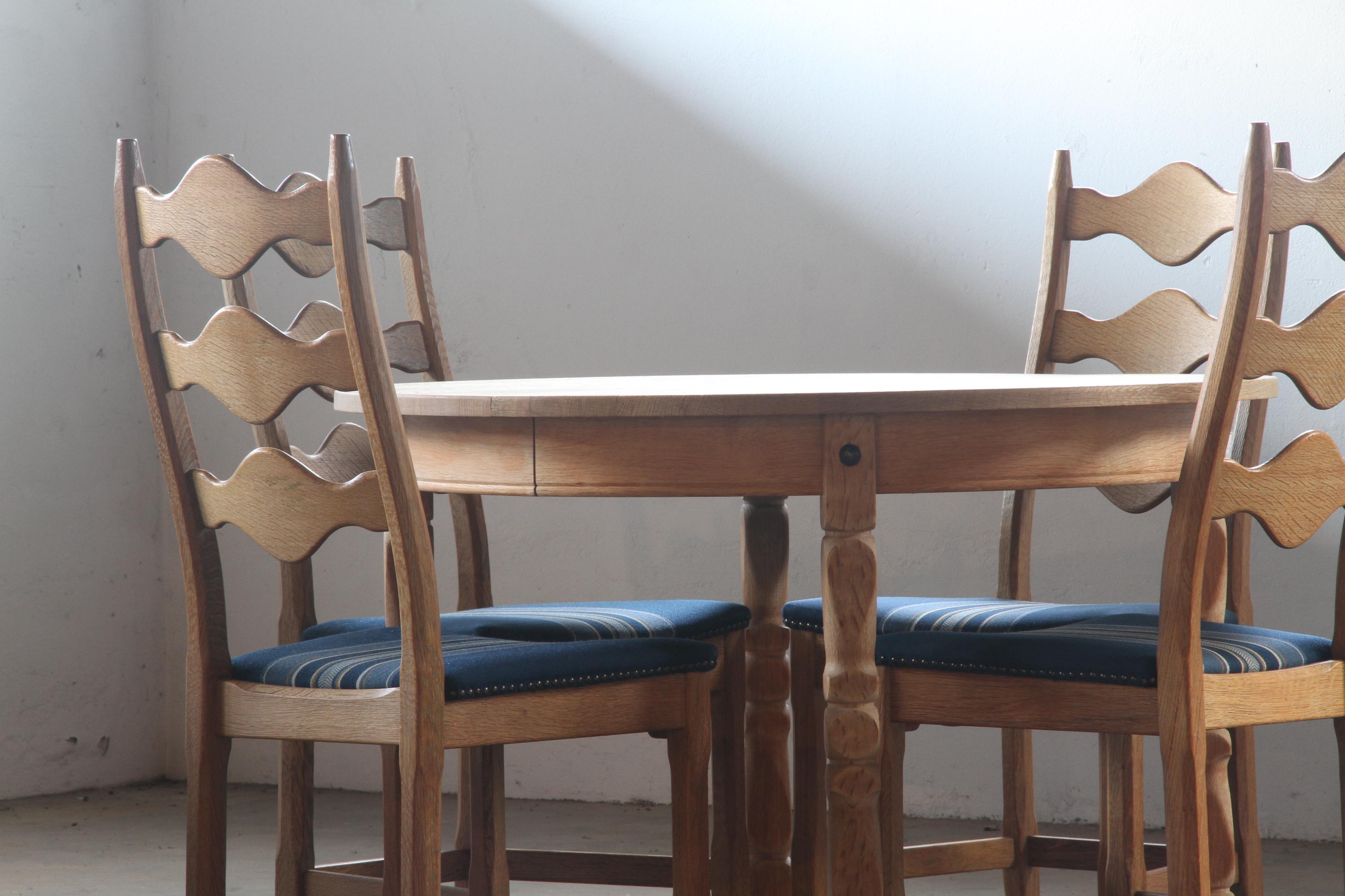 Laiton Table de salle à manger à rallonge en Oak danois brutaliste dans le style de Henning Kjærnulf.