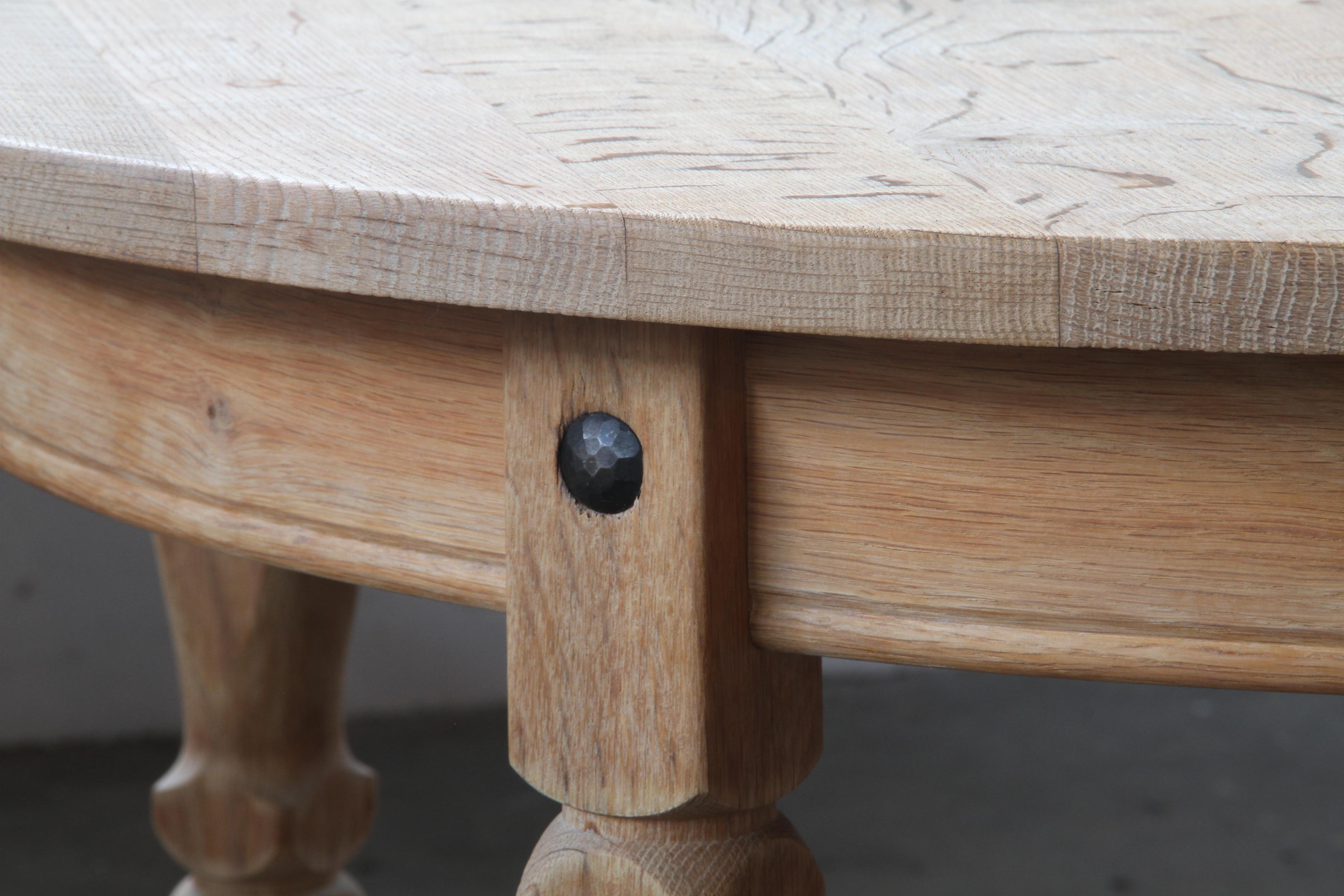 Table de salle à manger à rallonge en Oak danois brutaliste dans le style de Henning Kjærnulf. 1