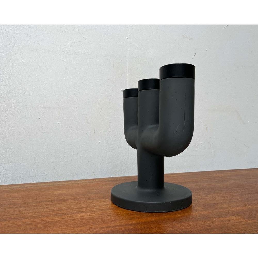 Brutalistischer dänischer Kerzenhalter der Serie Here von Kibisi für Menu, in sehr gutem Zustand. Entworfen im Jahr 2000 Dieses Stück hat eine Zuordnungsmarke.

Zusätzliche Informationen:
MATERIALIEN: Kunststoff, Stahl
Farbe: Schwarz
Stile:
