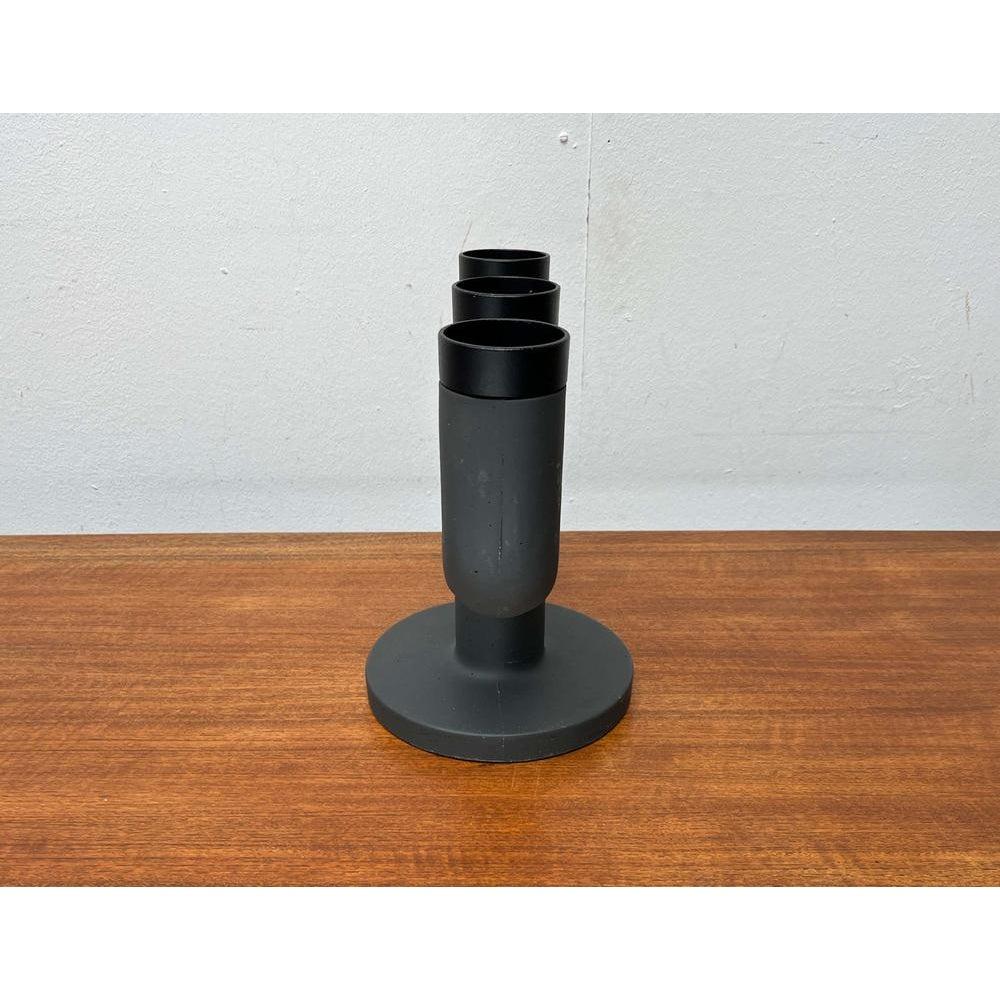 Brutalistischer Kerzenhalter der dänischen Weight Here Serie von Kibisi für Menu (Kunststoff) im Angebot