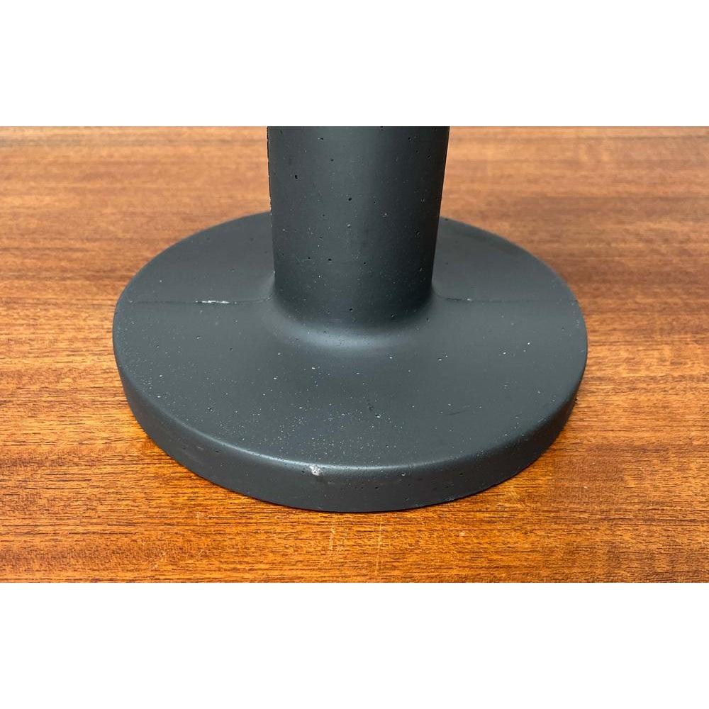 Brutalistischer Kerzenhalter der dänischen Weight Here Serie von Kibisi für Menu im Angebot 1