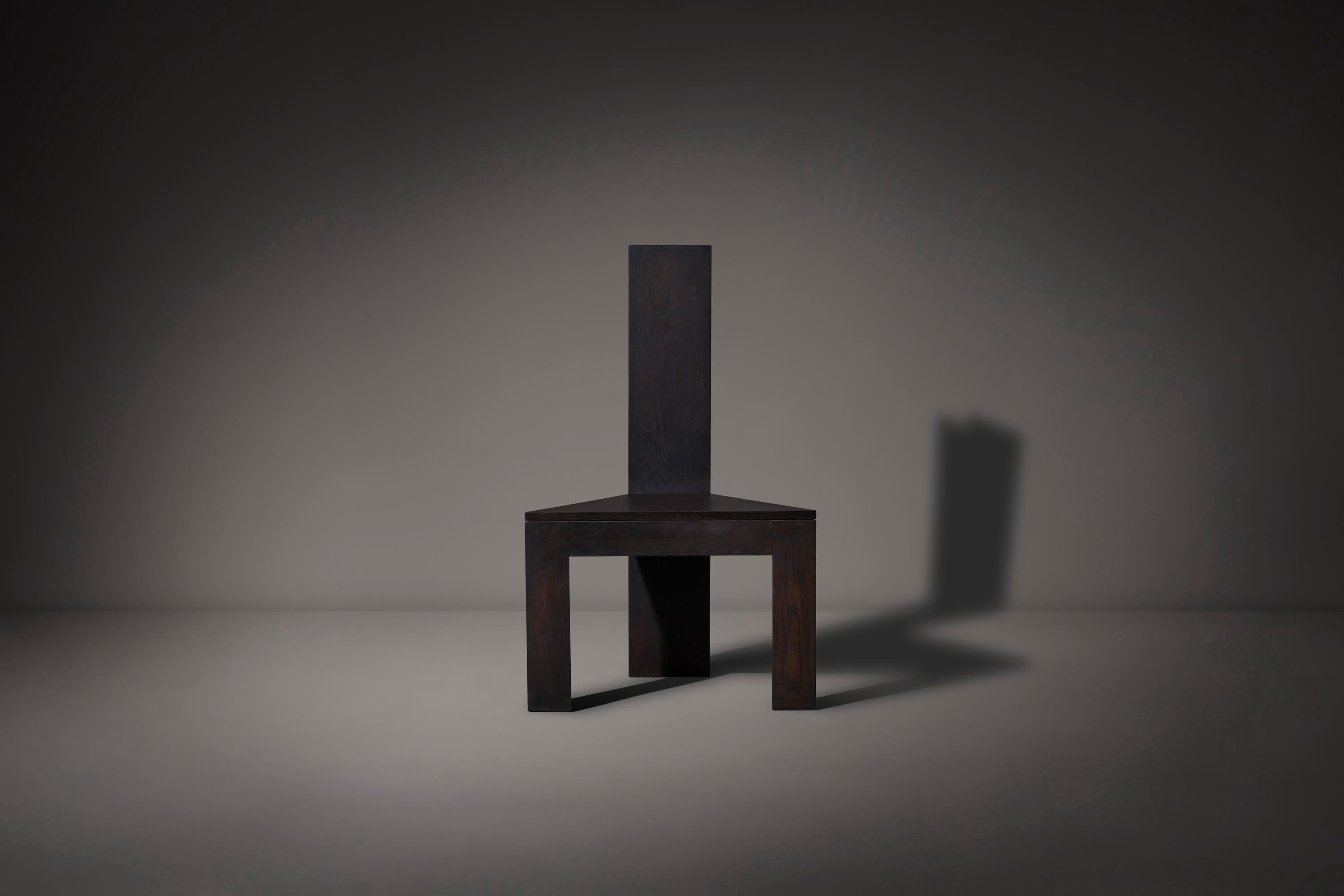 Der Trigon Chair besteht aus pentaedrischen Volumen, d. h. aus fünfseitigen Dreiecksformen. Das Dreieck ist eine der ältesten bekannten geometrischen Formen, die bereits vor über 5.000 Jahren verwendet wurde.
Das Objekt ist in massiver europäischer