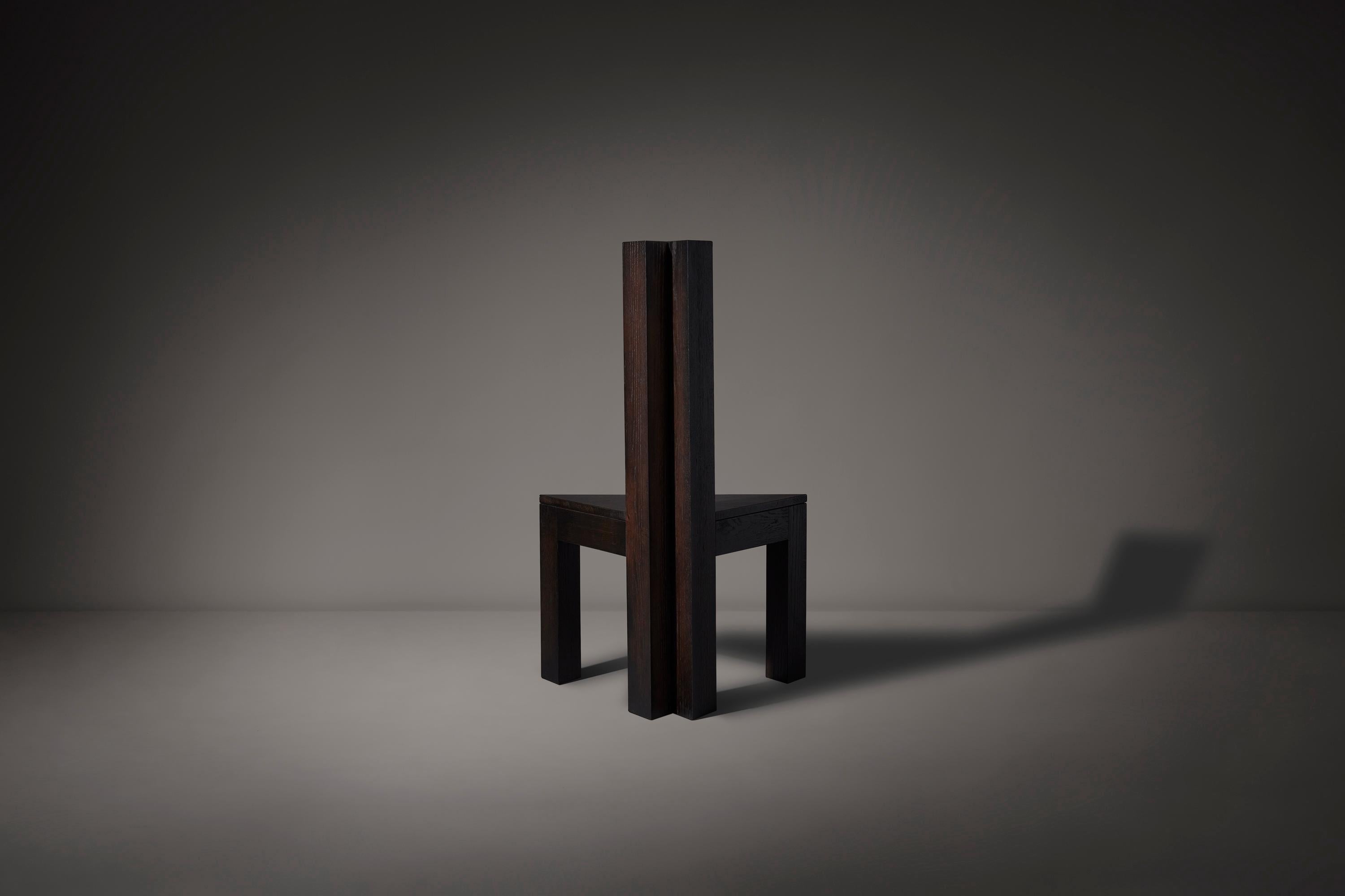 Brutalistischer dunkelbrauner Trigon-Stuhl (Brutalismus) im Angebot
