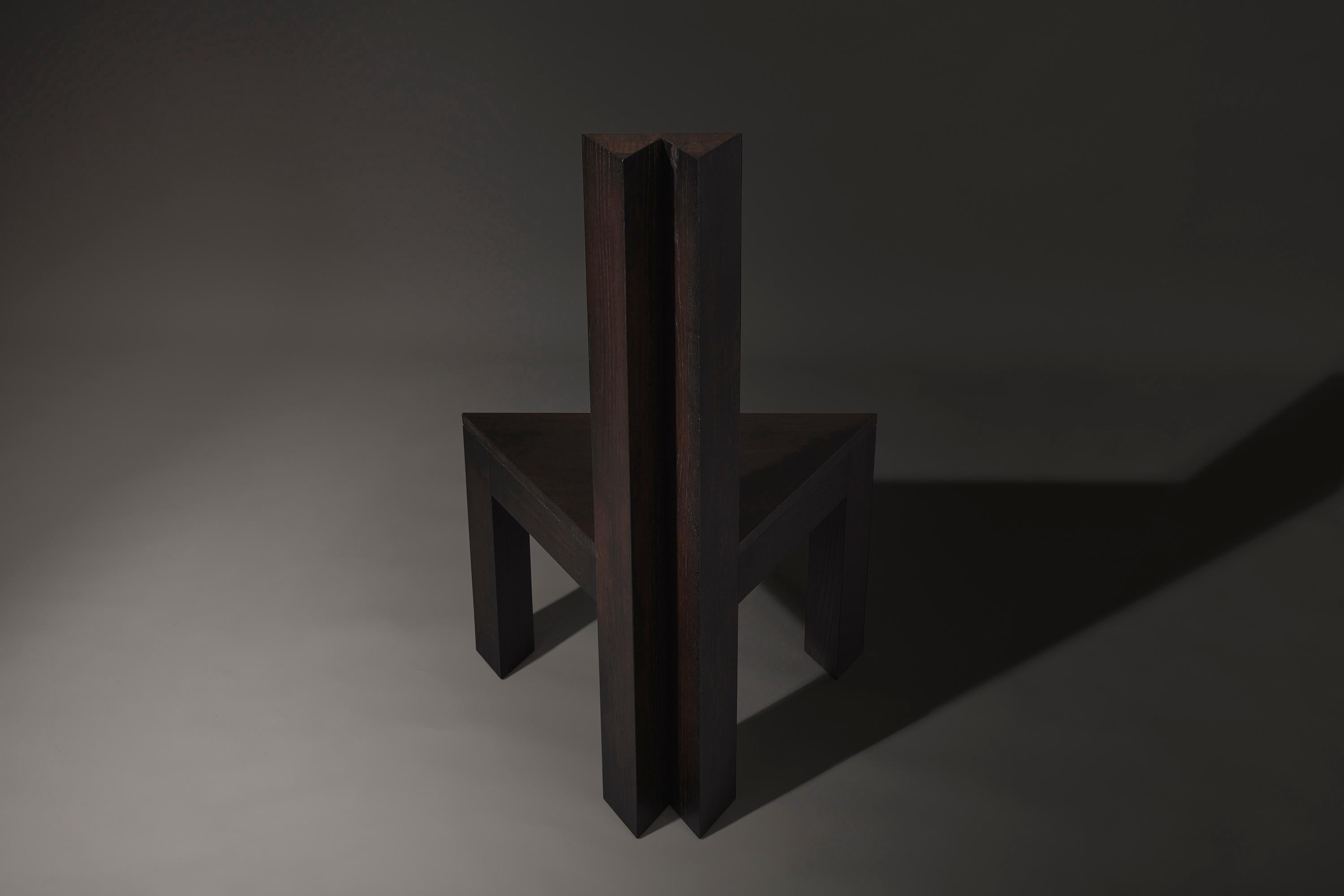 Brutalistischer dunkelbrauner Trigon-Stuhl (21. Jahrhundert und zeitgenössisch) im Angebot