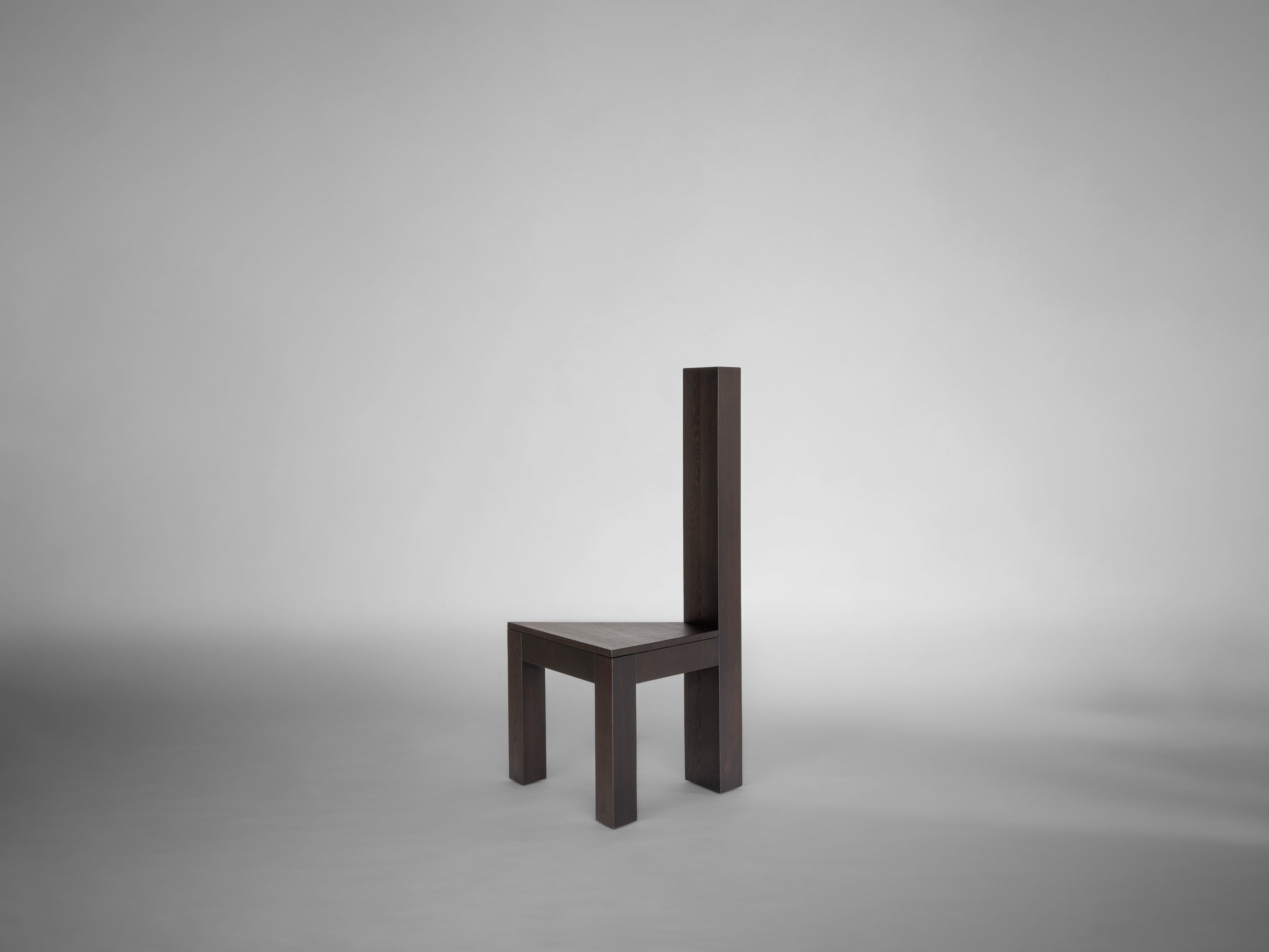 Brutalistischer dunkelbrauner Trigon-Stuhl