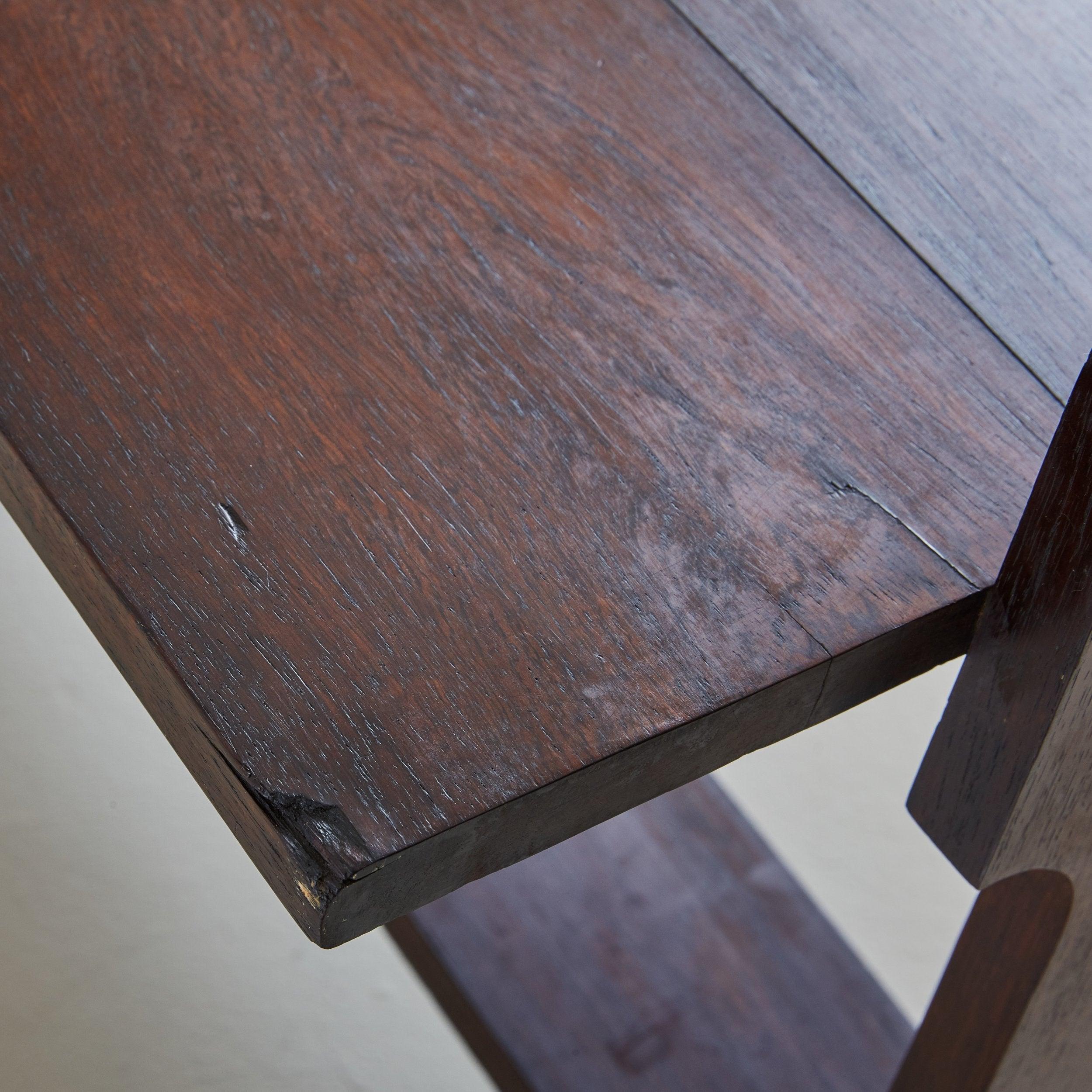 Brutalistischer Beistelltisch aus dunklem Wood Wood, Mitte 20. (Mitte des 20. Jahrhunderts)