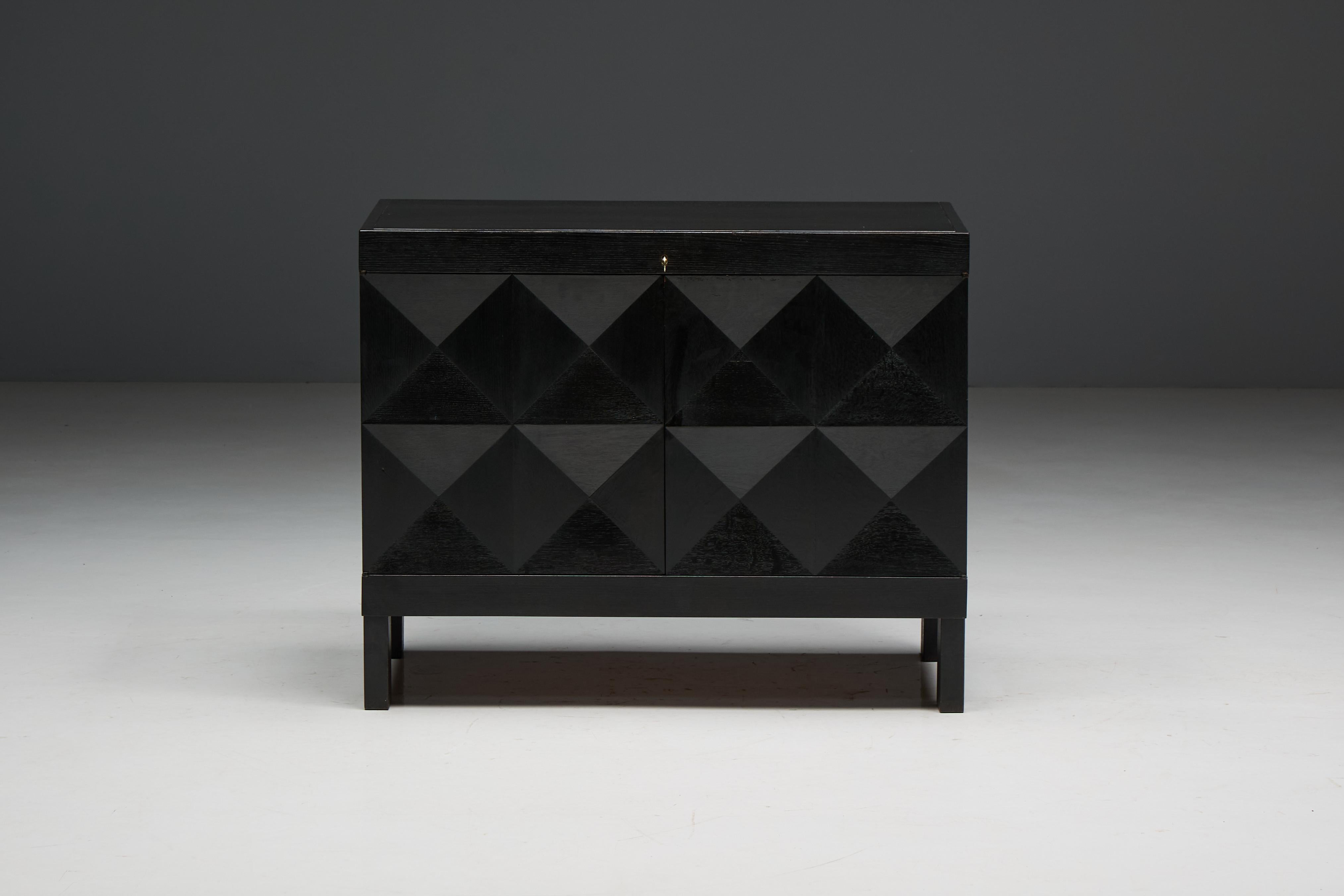 Belge Armoire brutaliste De Coene en Oak Oak teinté, Belgique, années 1970 en vente