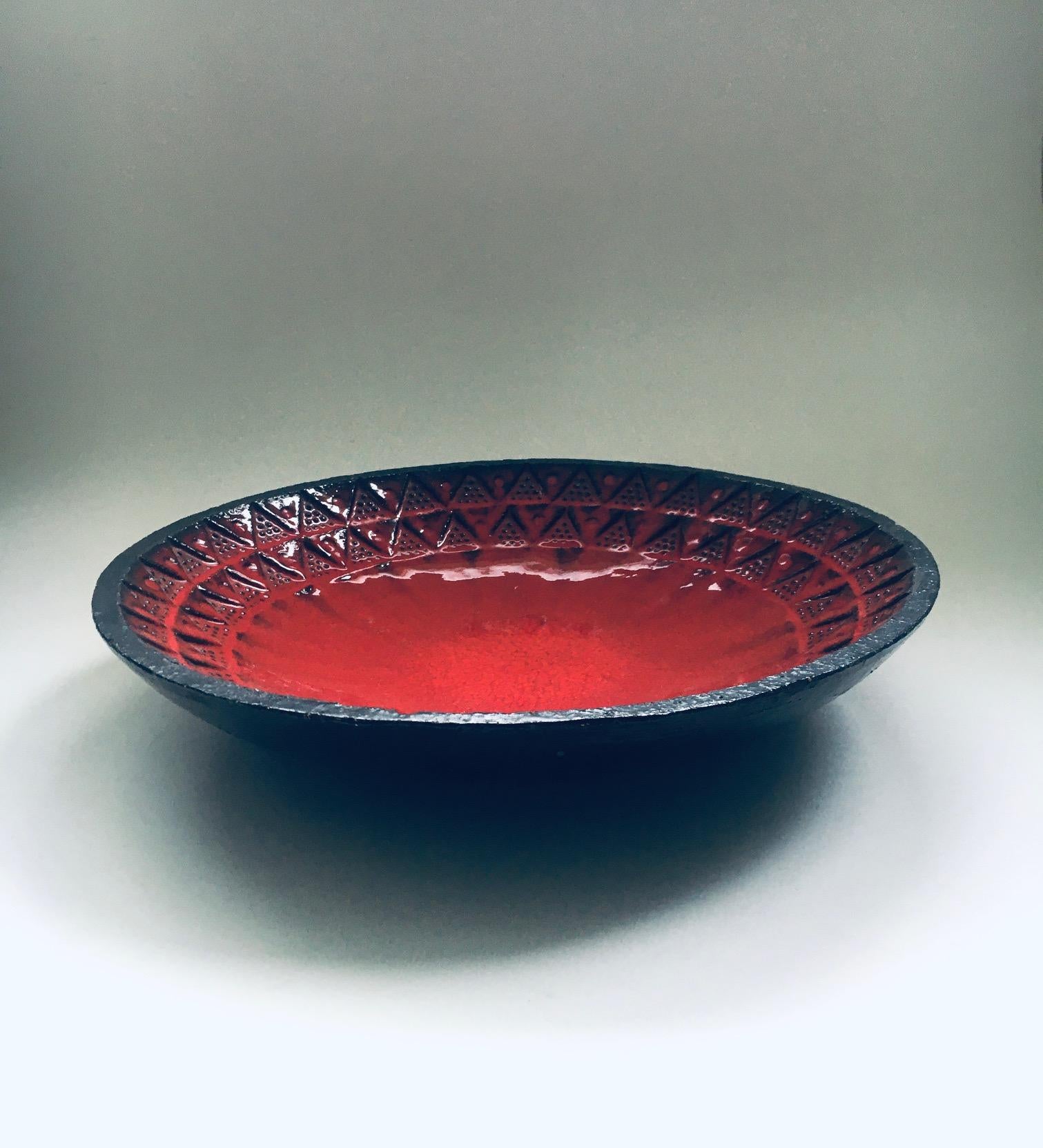 Brutalist Design Art Ceramic Bowl by Jan Nolf, Perignem Belgium 1950's In Good Condition For Sale In Oud-Turnhout, VAN