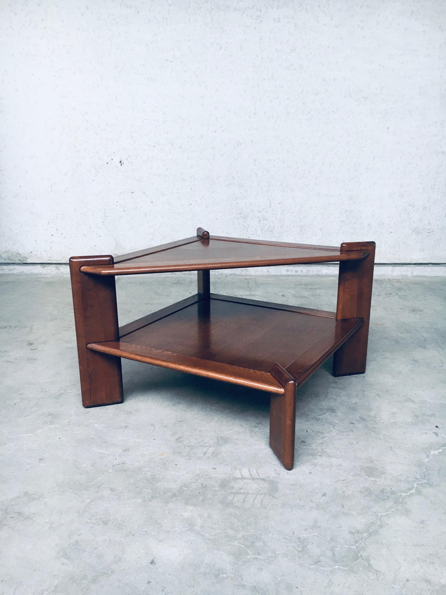 Table basse d'angle à deux niveaux, Vintage midcentury French Brutalist design. Fabriqué en France, années 1970. Aucune marque de fabricant. Table d'appoint d'angle entièrement en bois. L'étage inférieur est carré et l'étage supérieur est