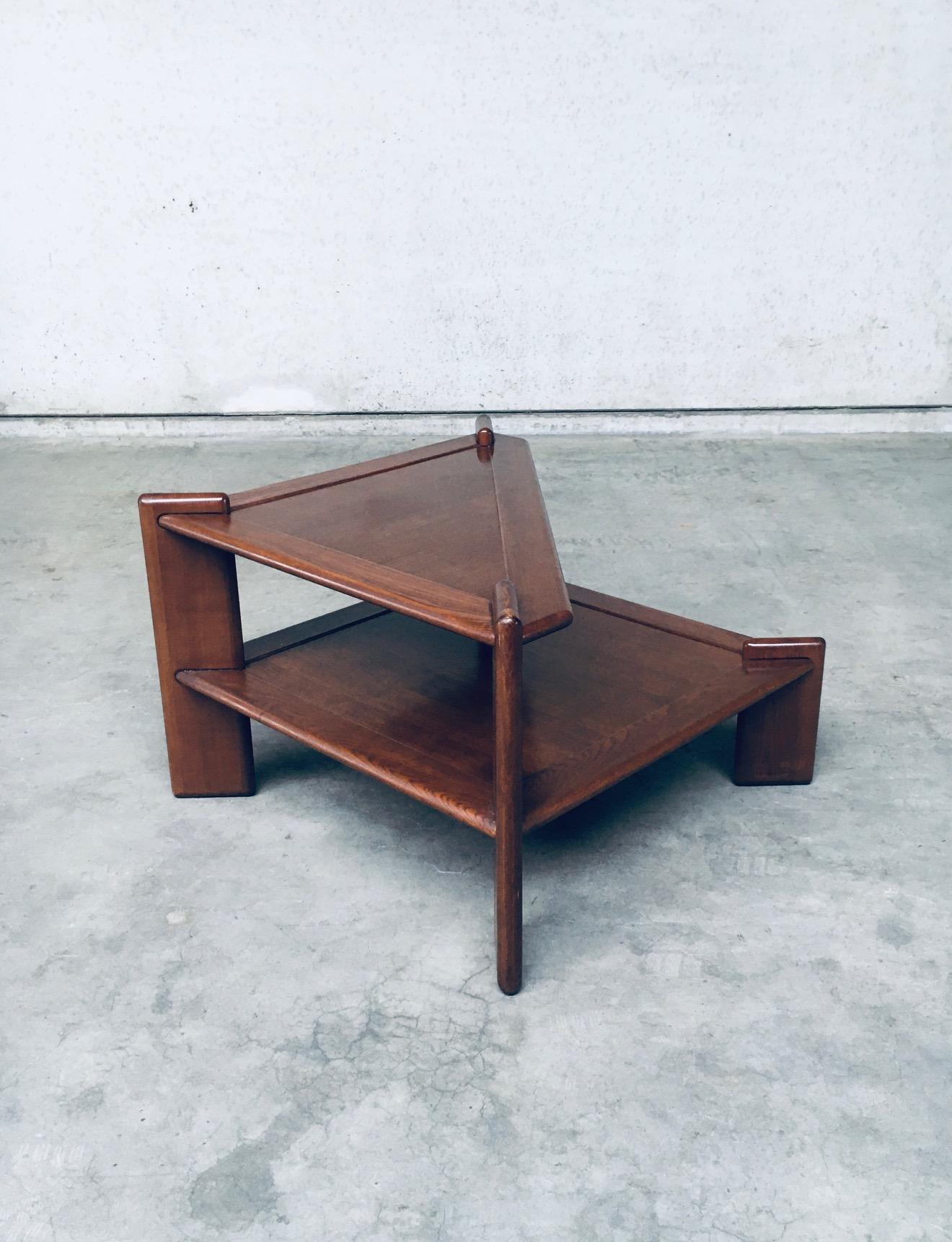 Bois Table basse d'angle à deux niveaux au design brutaliste, France, années 1970