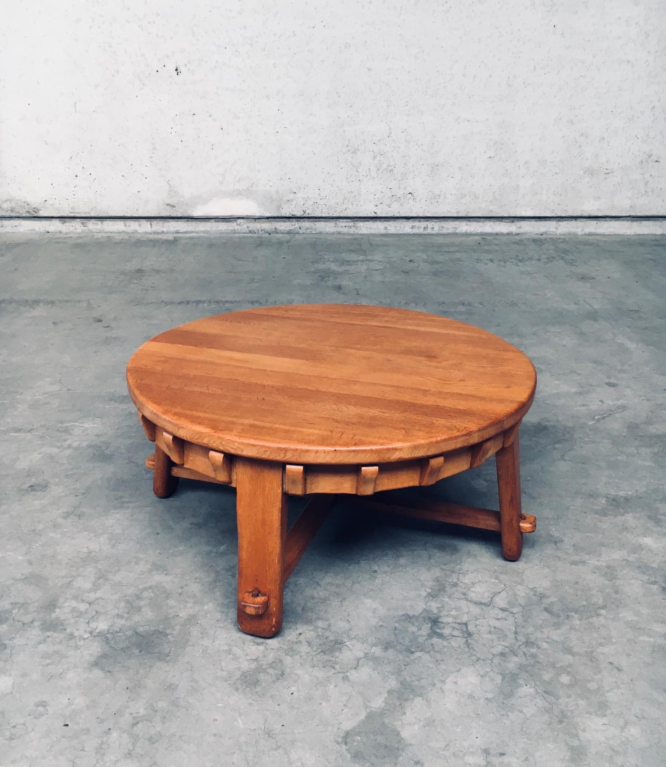Tavolino da caffè rotondo in Oak Oak, vintage, di metà secolo, dal design brutalista. Prodotto nei Paesi Bassi negli anni '50/'60. Tavolino rotondo costruito in rovere massiccio con elementi snodati che lo contraddistinguono e gli conferiscono un