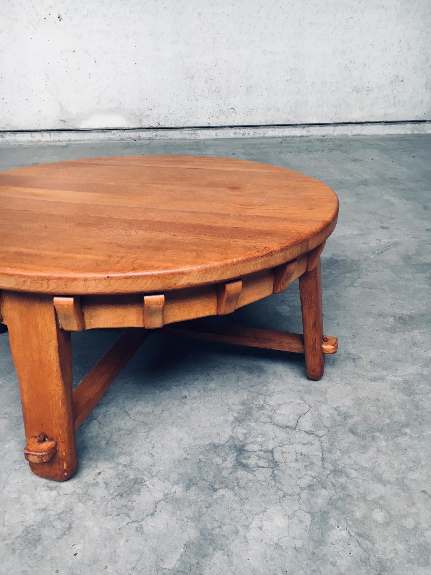 Tavolino in quercia artigianale dal design brutalista, Paesi Bassi, anni '50 in vendita 2
