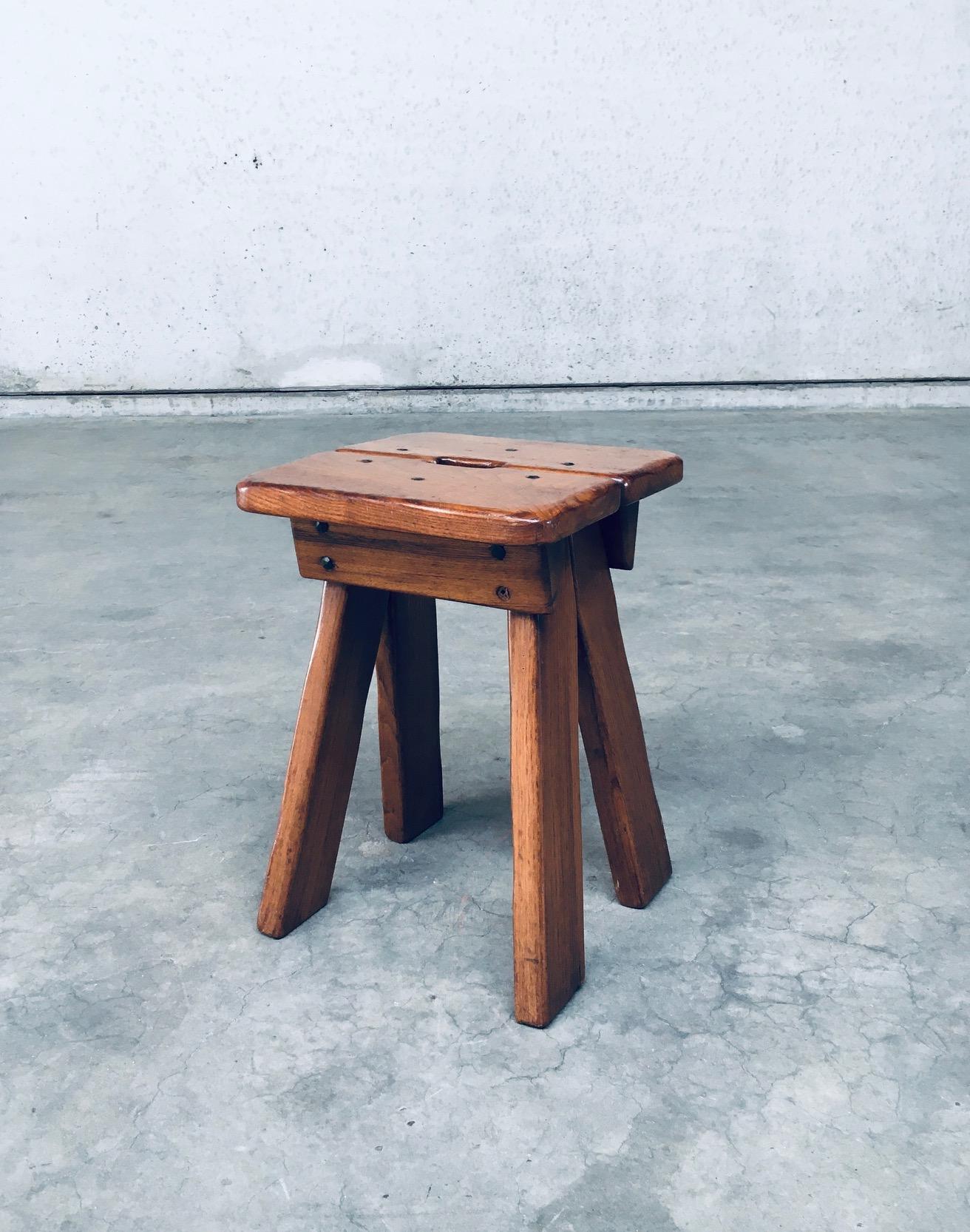 Belga Sgabello con maniglia di design brutalista, Belgio, anni '60 in vendita