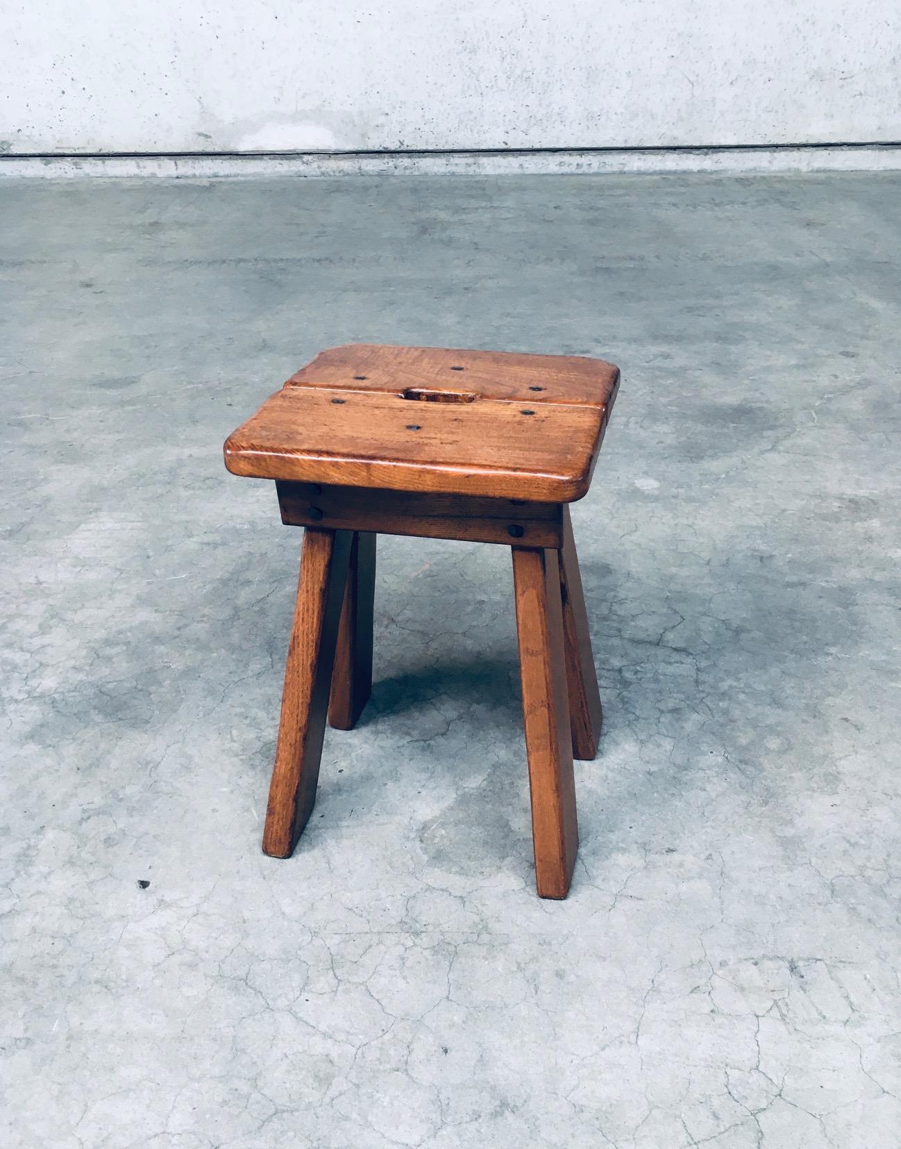 Sgabello con maniglia di design brutalista, Belgio, anni '60 In condizioni buone in vendita a Oud-Turnhout, VAN