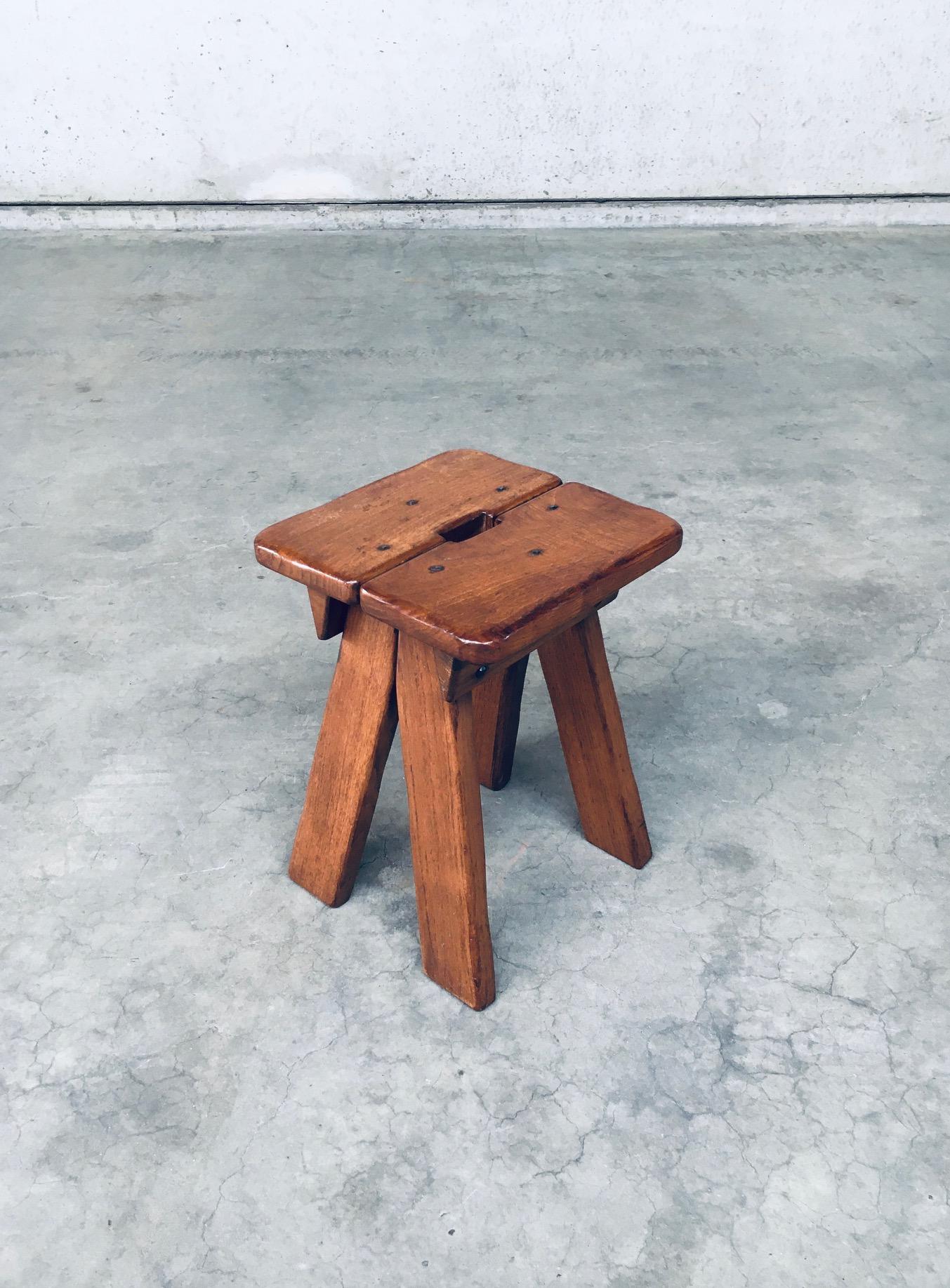 Metà XX secolo Sgabello con maniglia di design brutalista, Belgio, anni '60 in vendita