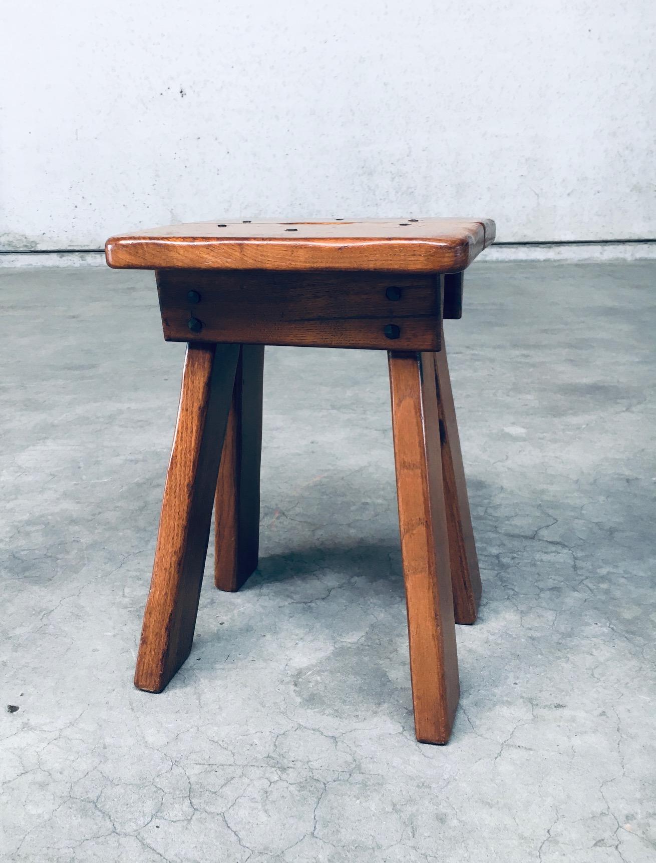 Sgabello con maniglia di design brutalista, Belgio, anni '60 in vendita 1