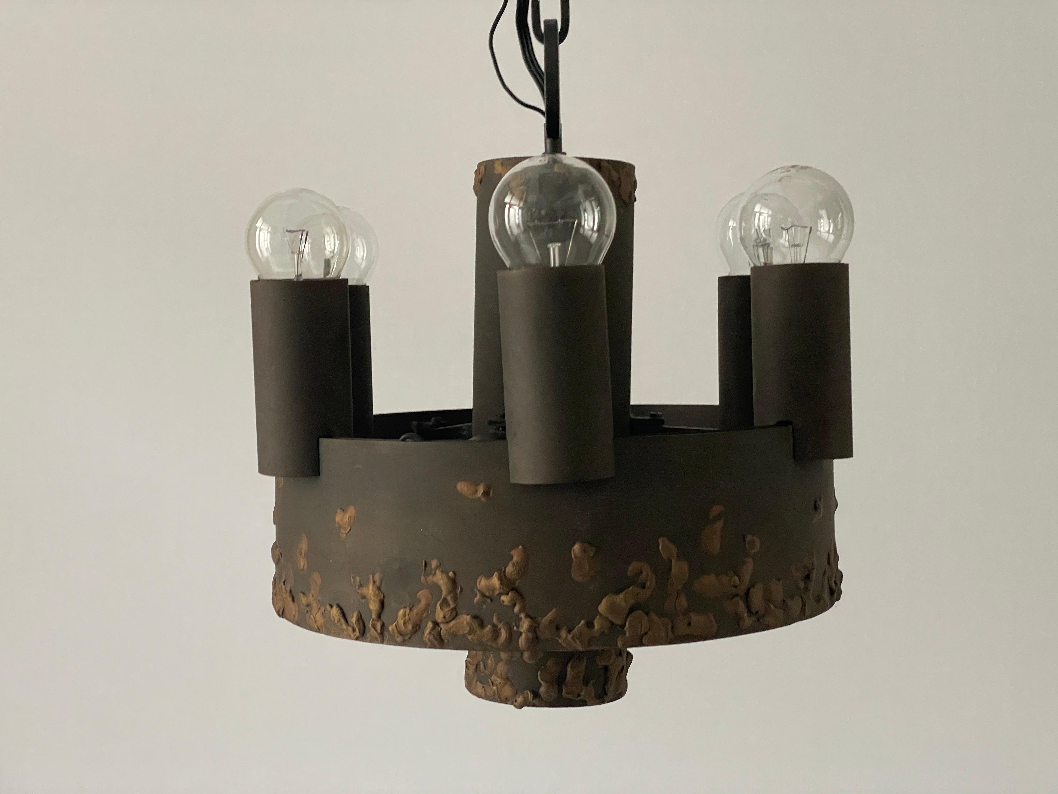 Lampada a sospensione a 6 bracci dal design brutalista, anni '50, Germania
Lampadario molto pesante

Il paralume è in ottime condizioni vintage.

Questa lampada funziona con 6 lampadine E27. 
Cablato e adatto all'uso con 220V e 110V per tutti i