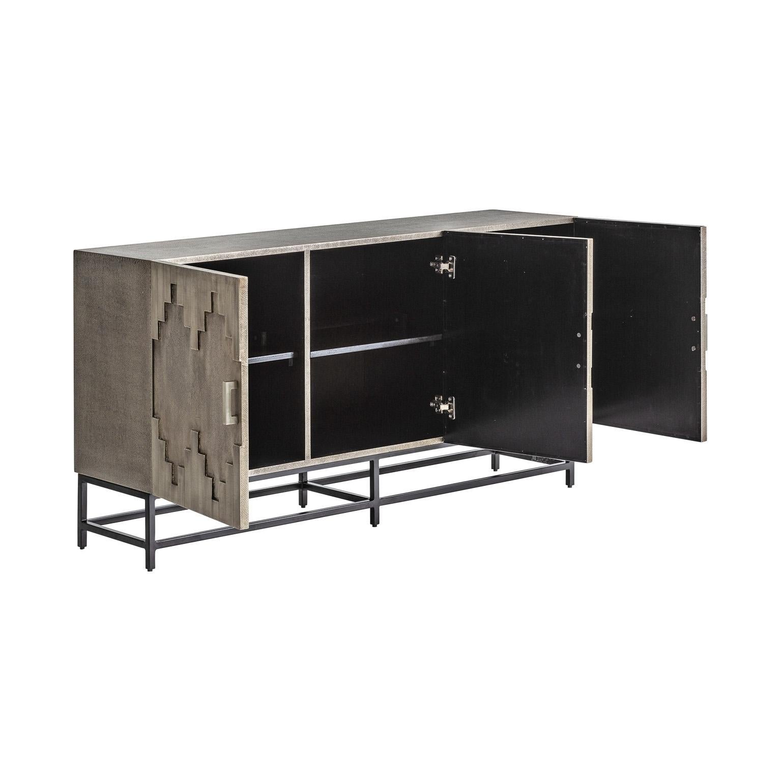 Brutalist style sideboard: An eyecatcher with geometrical and harmonious lines, composed of 3 graphic door panels adorned with metal feet opening on shelves. Patina and industrial design in new condition!