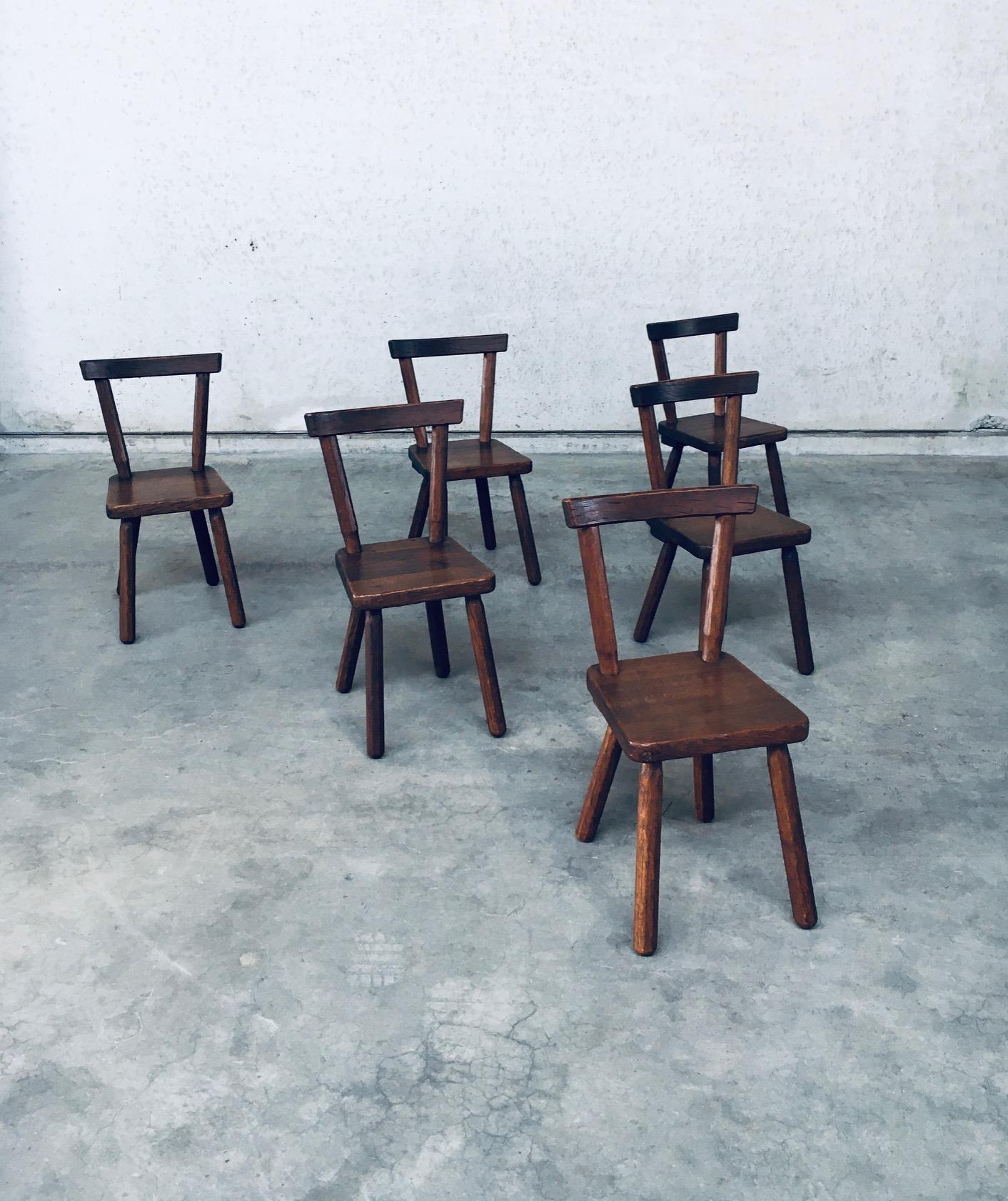 Vintage Midcentury Period Brutalist Design Solid Oak Dining Chair set of 6. Made in Belgium, 1950's / 60's period. Probablement par Kunstmeubelen De Puydt. Non marqué. Chaises en chêne massif avec des sculptures en relief dans le bois et des