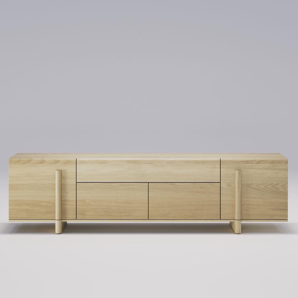 Dieses einzigartige Sideboard hat kühne geometrische Formen und ein einfaches, klares Aussehen. Aus hochwertigem Walnuss- oder Eichenholz gefertigt, ist es nicht nur langlebig, sondern bringt auch die natürlichen Strukturen zur Geltung. Die