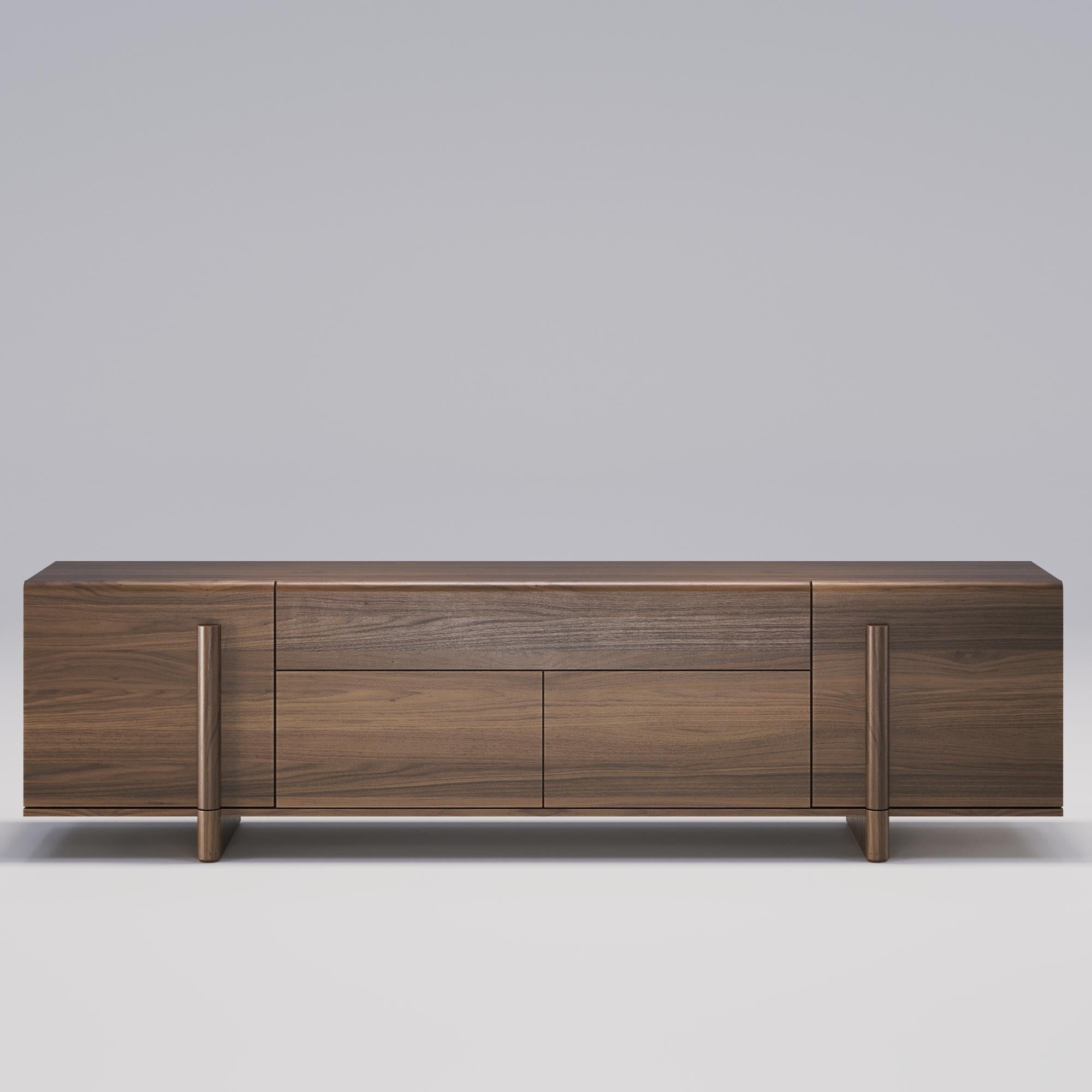 Sideboard aus Nussbaumholz im brutalistischen Design mit zwei Türen und mittleren Schubladen (Handgefertigt) im Angebot