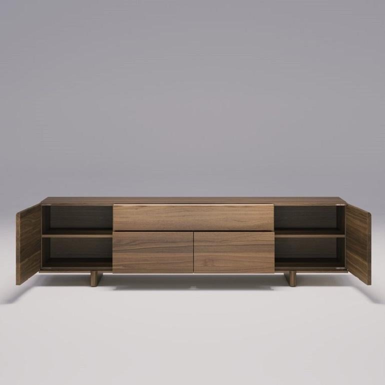 Sideboard aus Nussbaumholz im brutalistischen Design mit zwei Türen und mittleren Schubladen im Zustand „Neu“ im Angebot in NEW YORK, NY