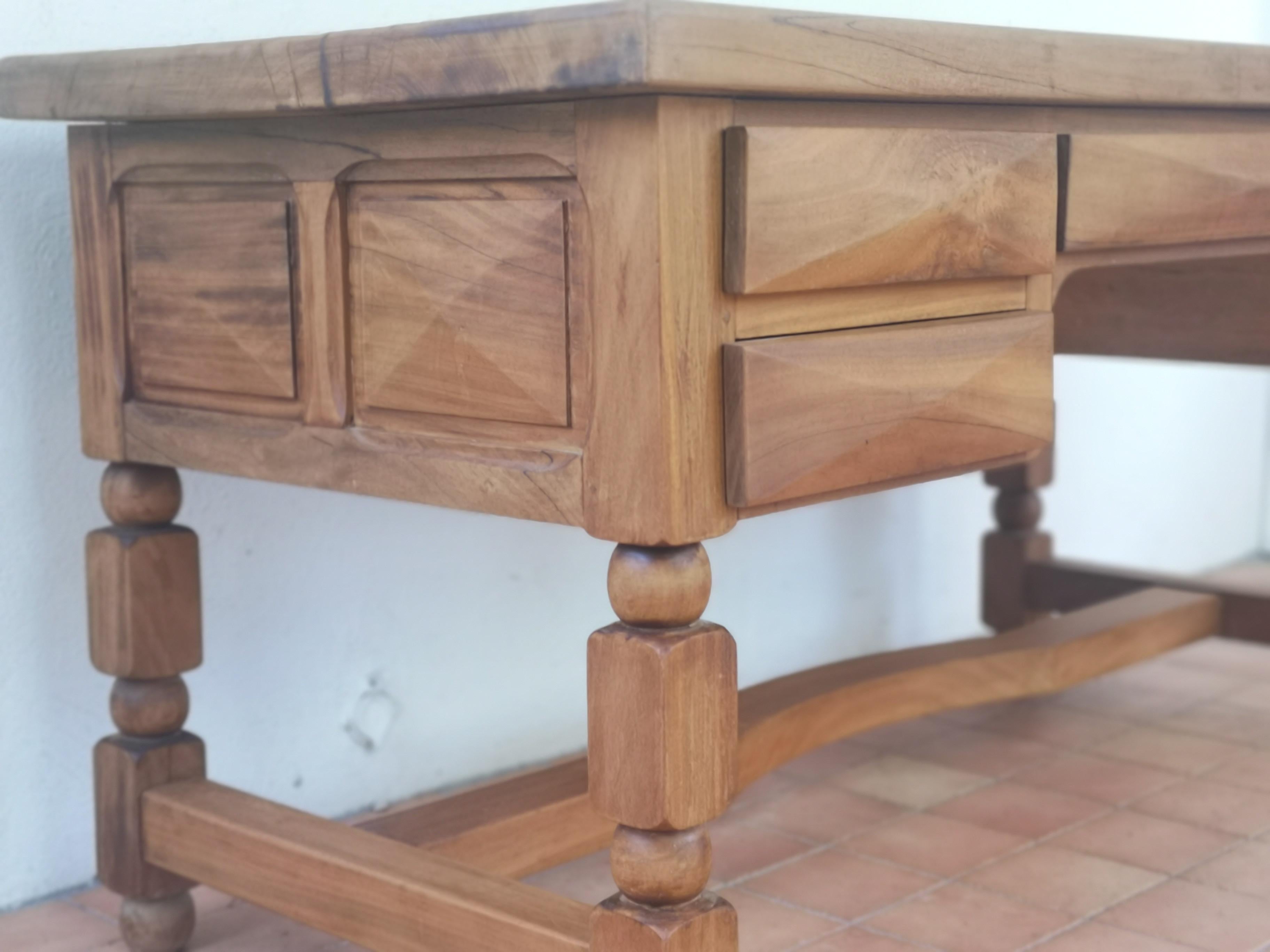 Entdecken Sie diesen prächtigen Ministerschreibtisch, ein beeindruckendes Stück, das aus Padouk-Holz im brutalistischen Stil gefertigt wurde. Dieses bemerkenswerte Möbelstück verbindet Stärke mit rauer Ästhetik und besticht durch seine kühnen Linien