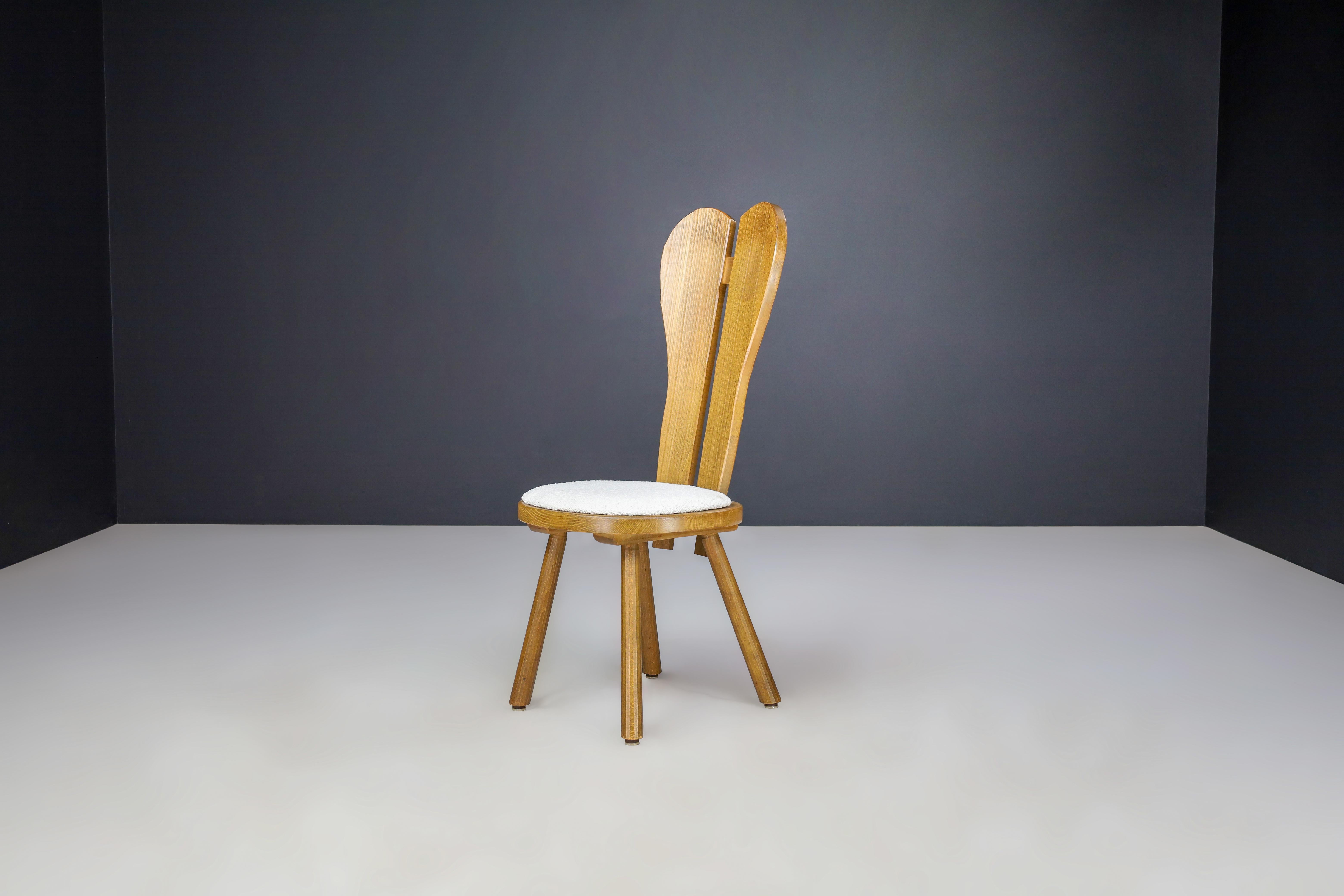 Brutalist Dining Chair in Solid Oak with Bouclé Upholstery, France, 1950s — 20 Available

This impressive Brutalist dining chair was crafted in solid oak, France, circa the 1950s. This sculptural piece reflects Brutalist design's bold architectural