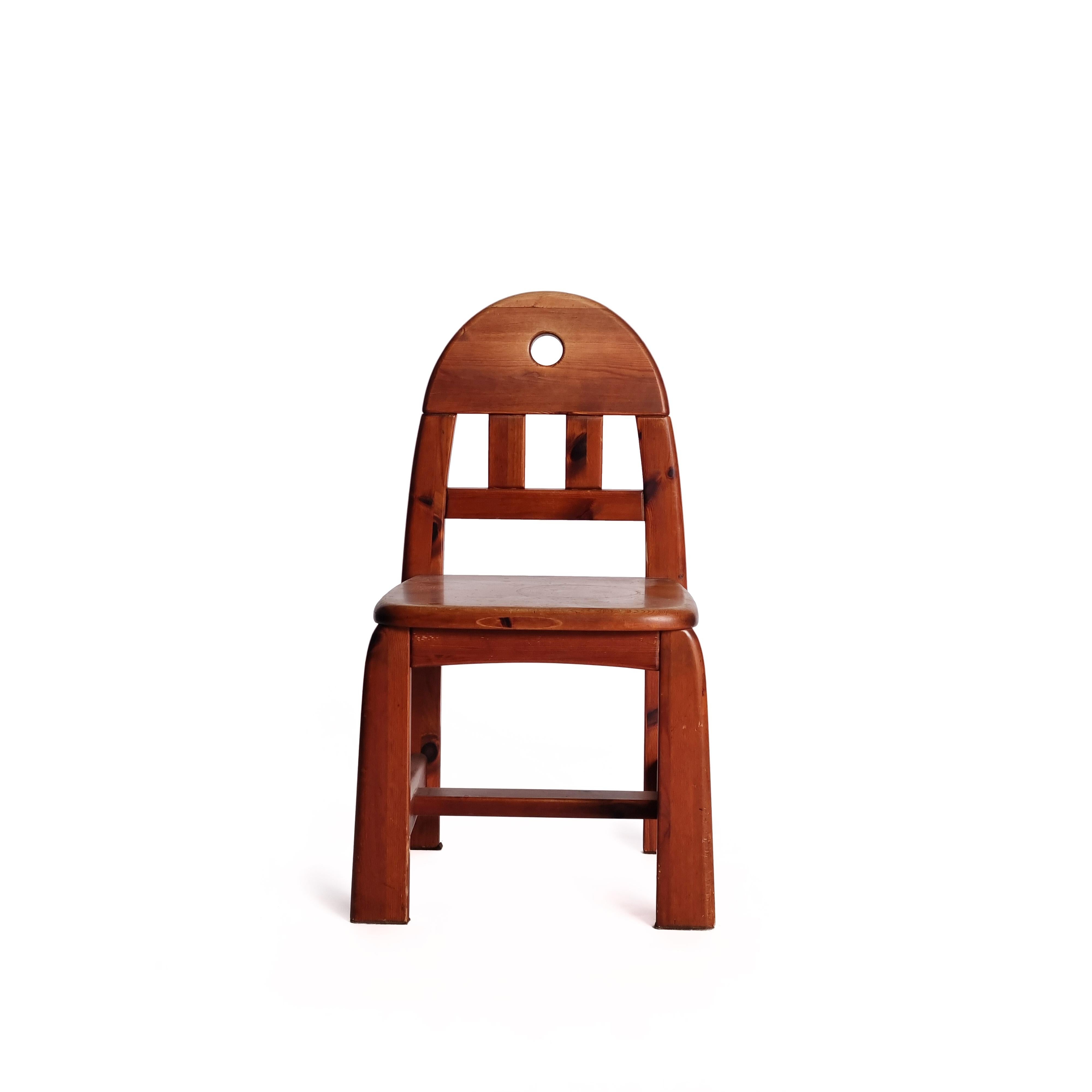 Questo set di quattro sedie da pranzo è stato realizzato negli anni '70 dal marchio tedesco Wasa Möbel. Sono progettati in stile brutalista: audaci e robusti. Le sedie hanno un aspetto semplice ma grezzo e robusto. Realizzati in legno di pino